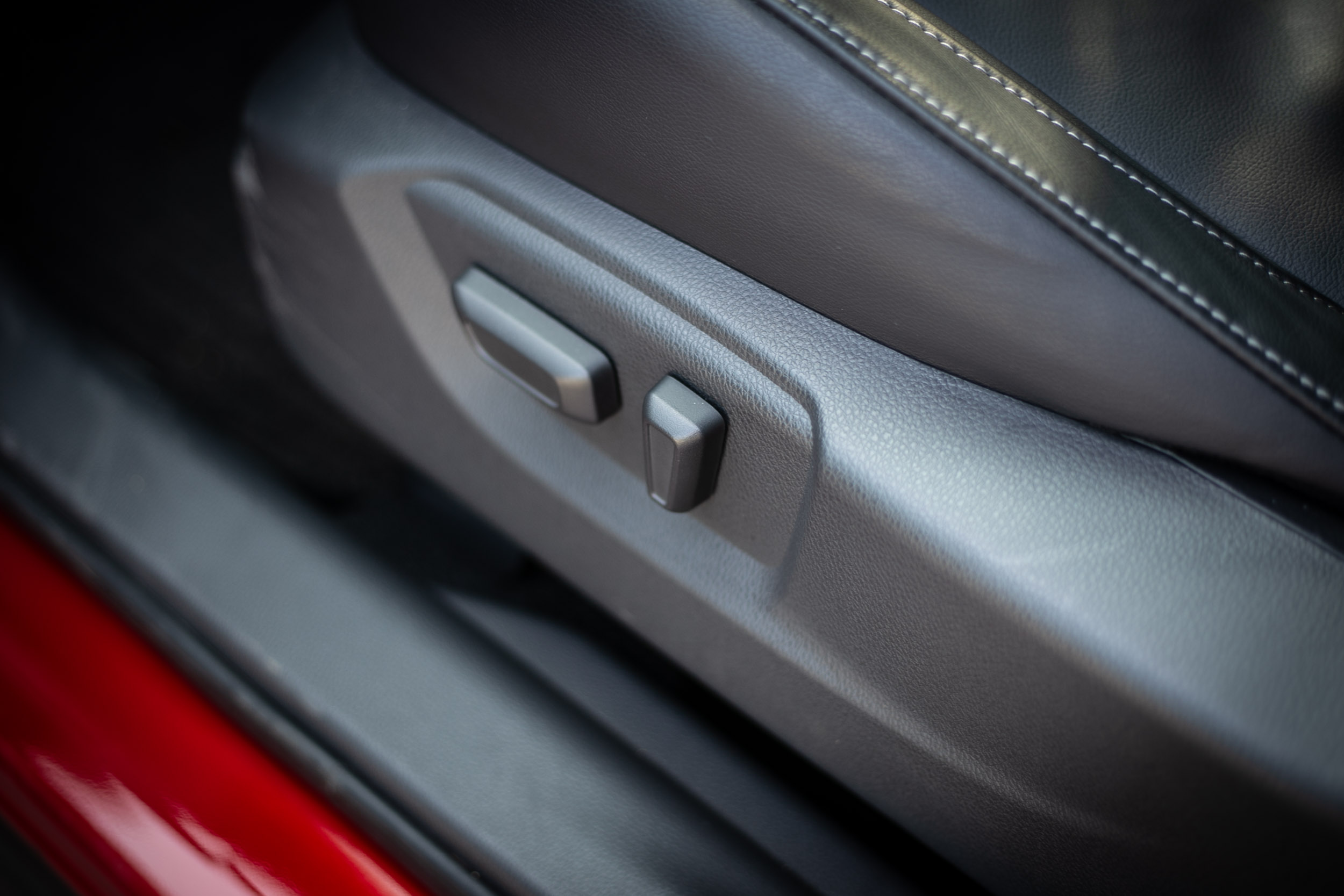 前座皆有八向電動調整功能,也都有座椅加熱功能。