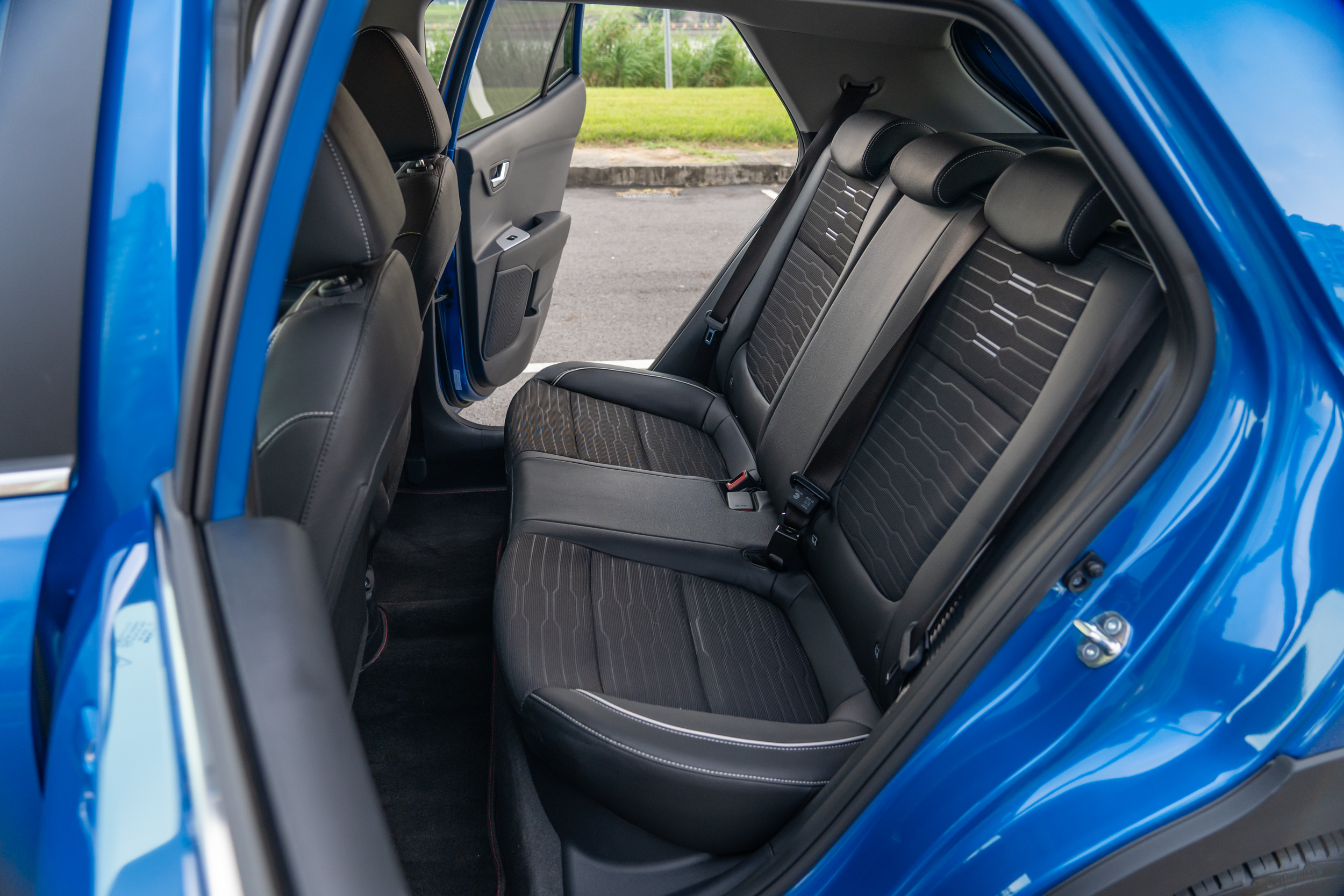 空間並非是 Stonic 在此級距中的優勢,但相對地,本車在配備堆疊量、設計面相等都端出了不少好料。