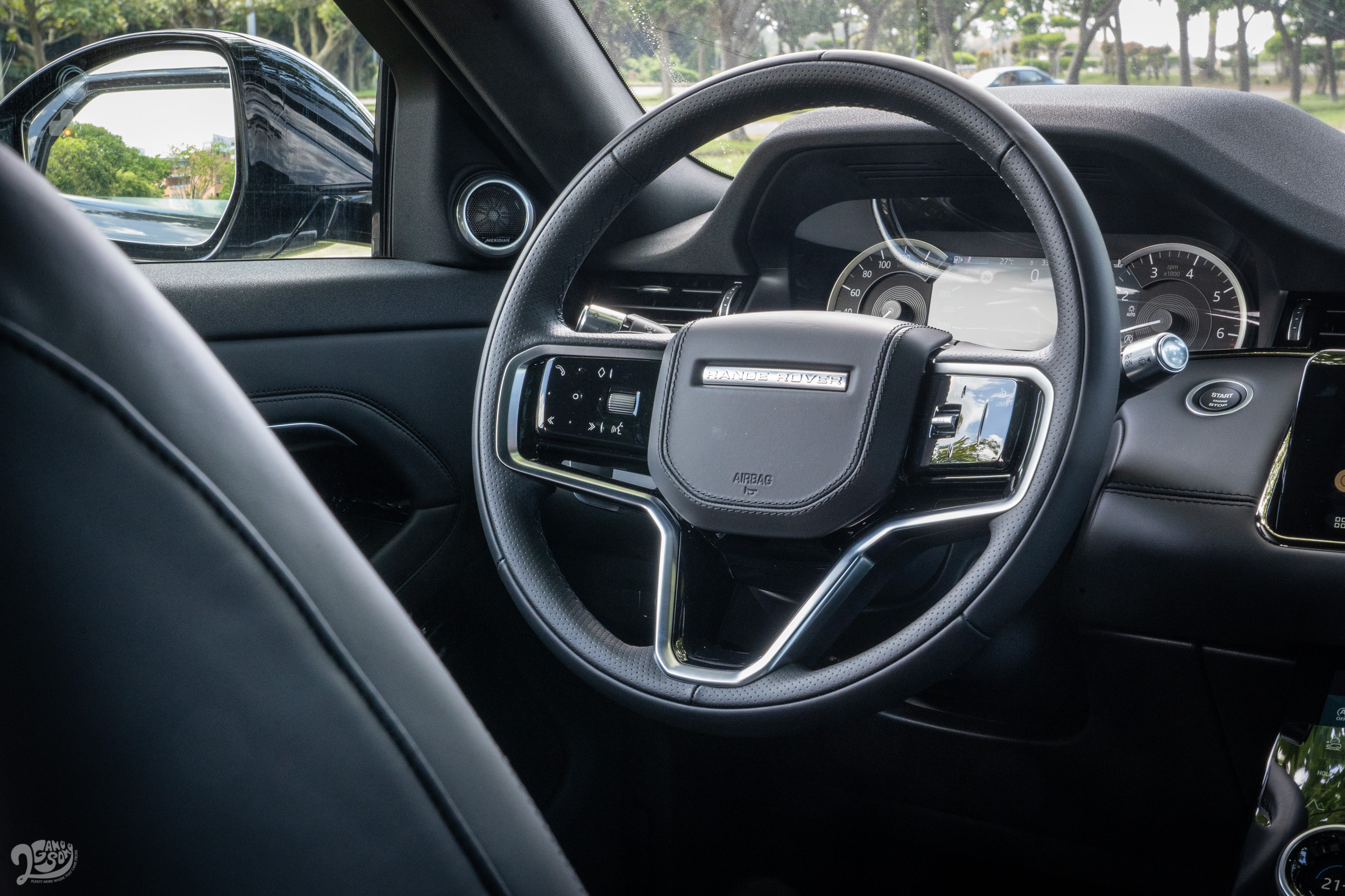 打孔皮革方向盤與換檔撥片是標配,但沒有電動調整功能。