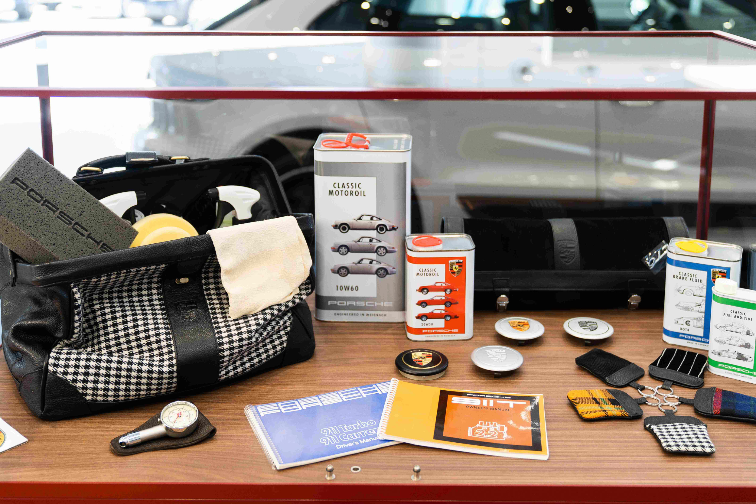 設置獨立區域,展示經典車型、原廠零件與一系列技術專書。