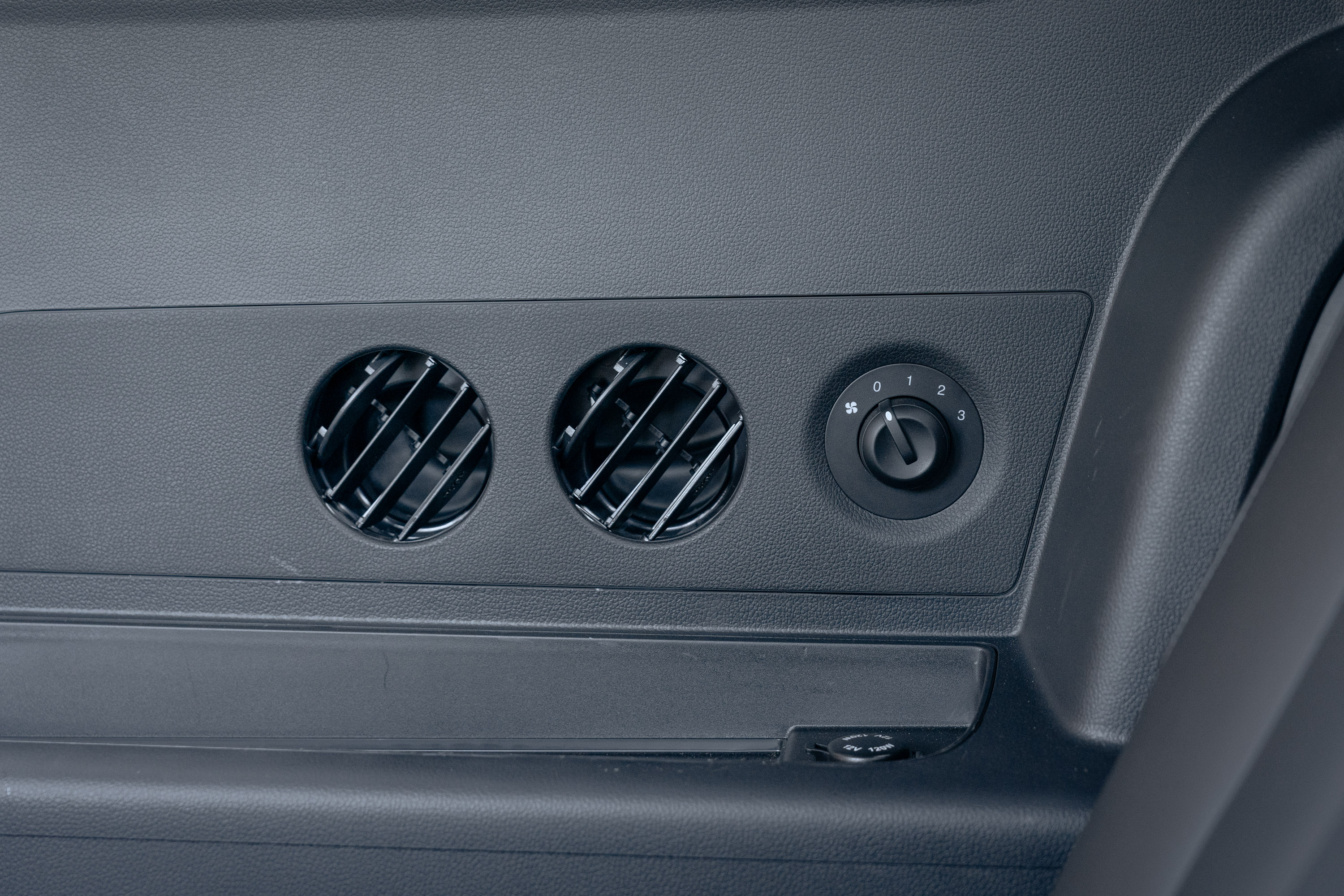 第三排有配置出風口,並且可以四段調整風量,不過僅配置在右側;左側則是固定物品用的彈力繩。