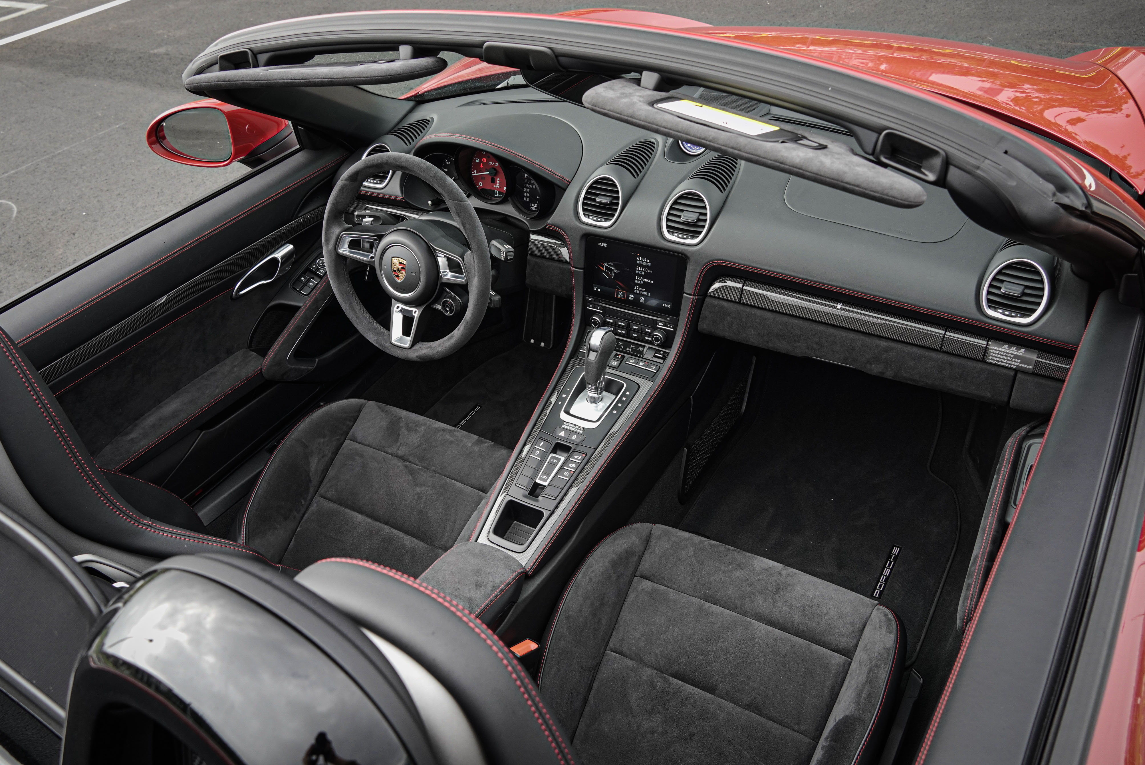 試駕的 Boxster GTS 內裝選配 GTS 專屬胭脂紅色縫線麂皮內裝套件。