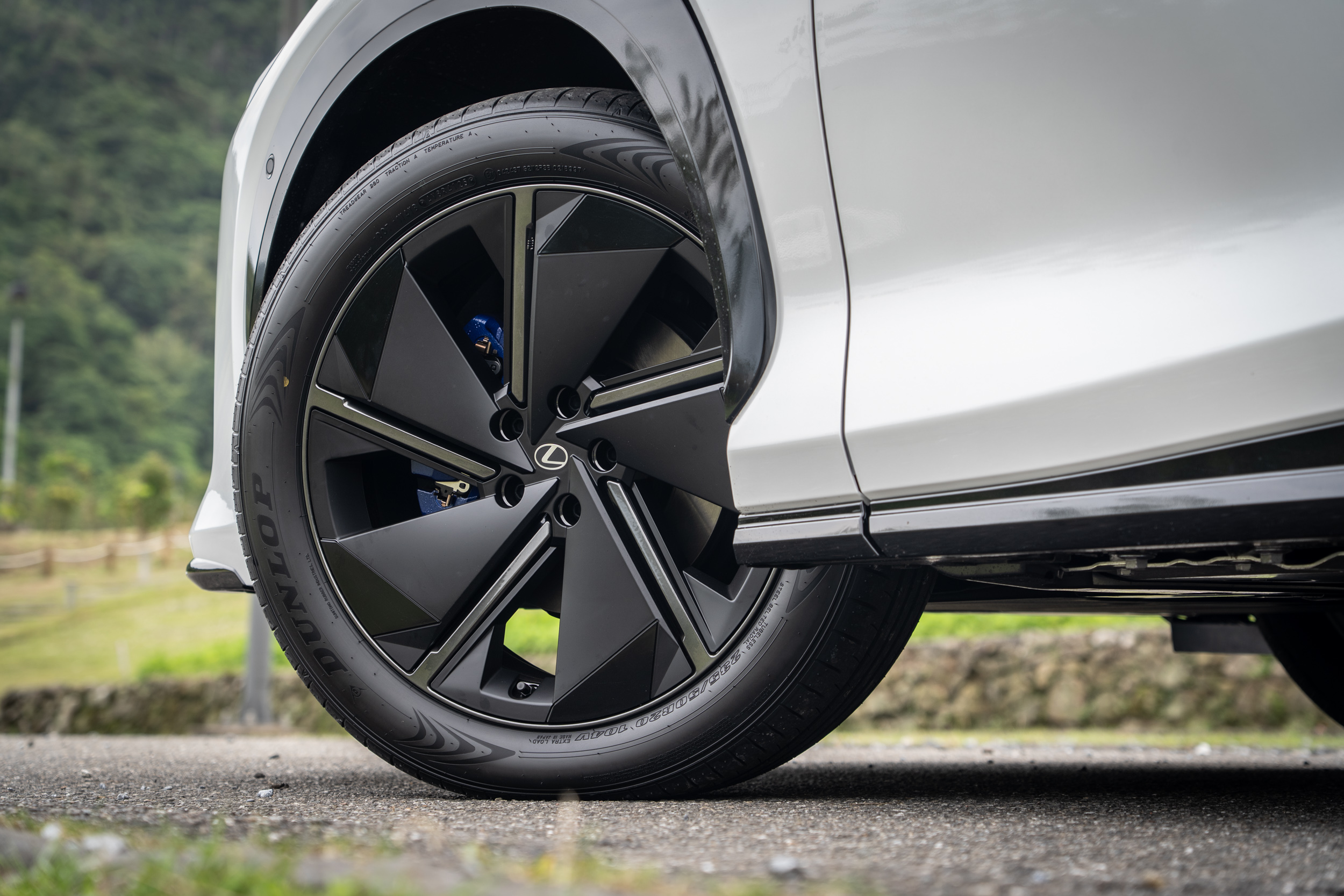 專屬20吋輪圈造型，搭配前235/50R20、後255/45R20輪胎尺碼。