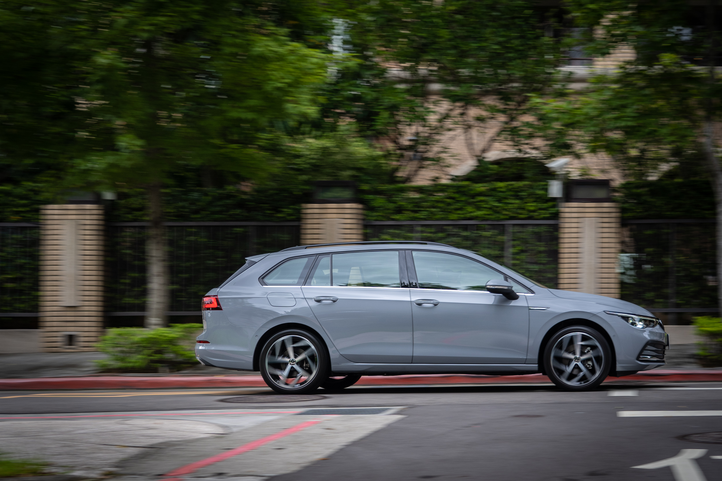 懸吊設定可應付絕大多數的路面狀況,但針對較頻繁的碎震仍稍有彈跳不適感受。