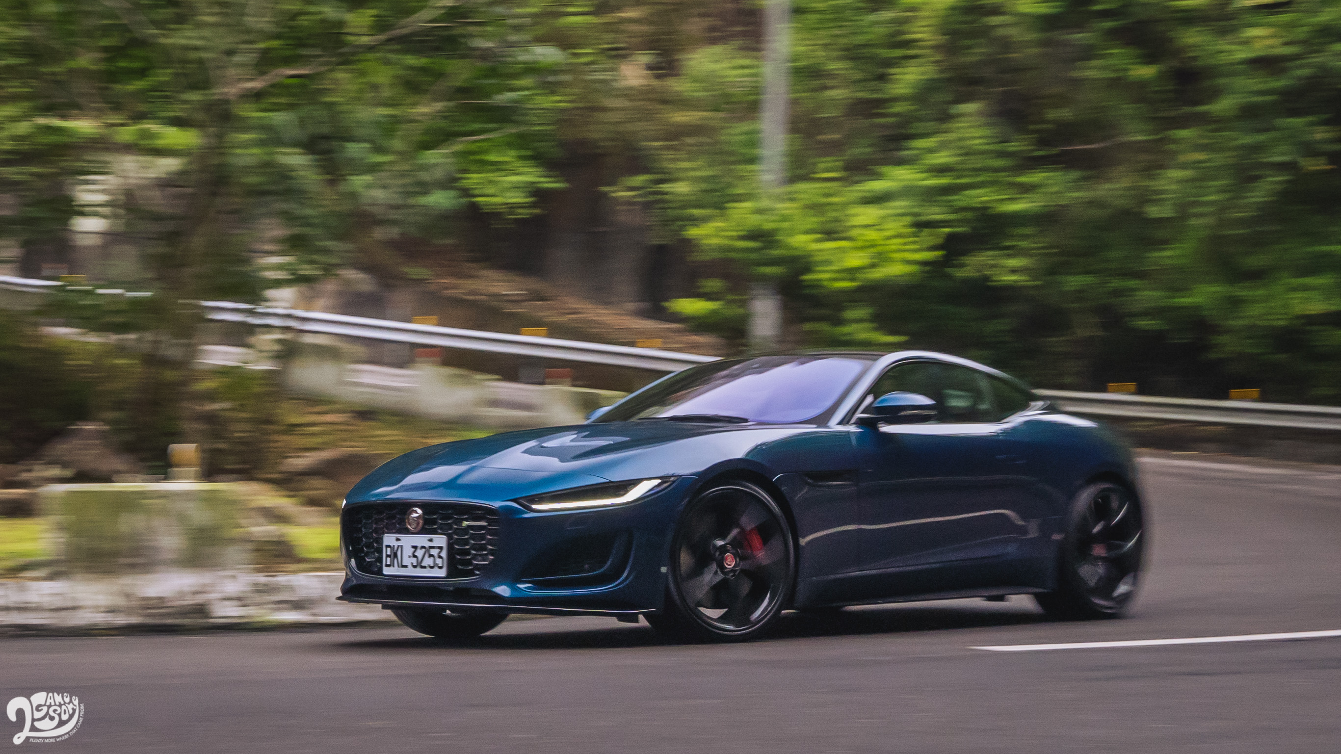 F-Type P450 0-100 加速僅需 4.6 秒。