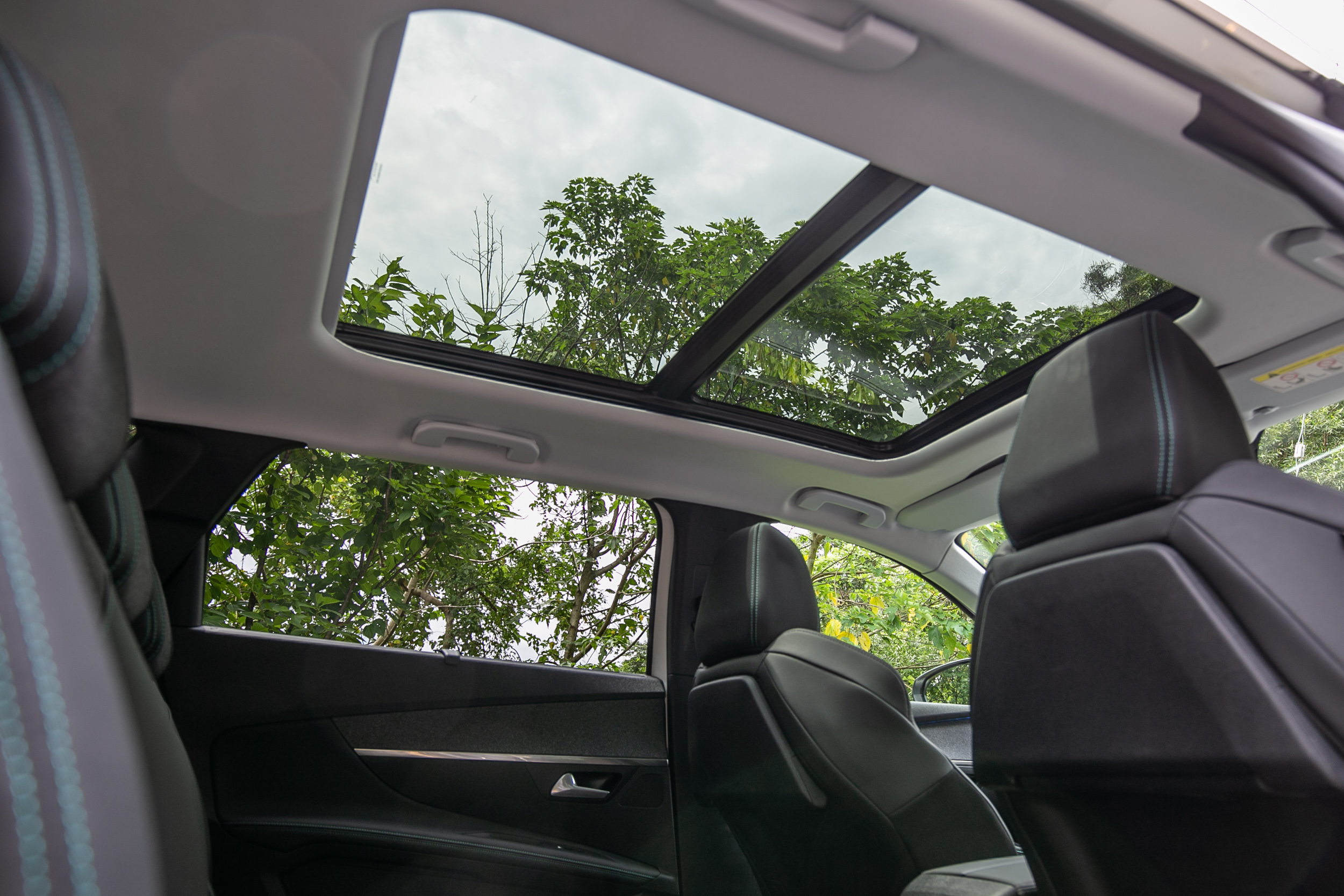 試駕車型選配全景式天窗。