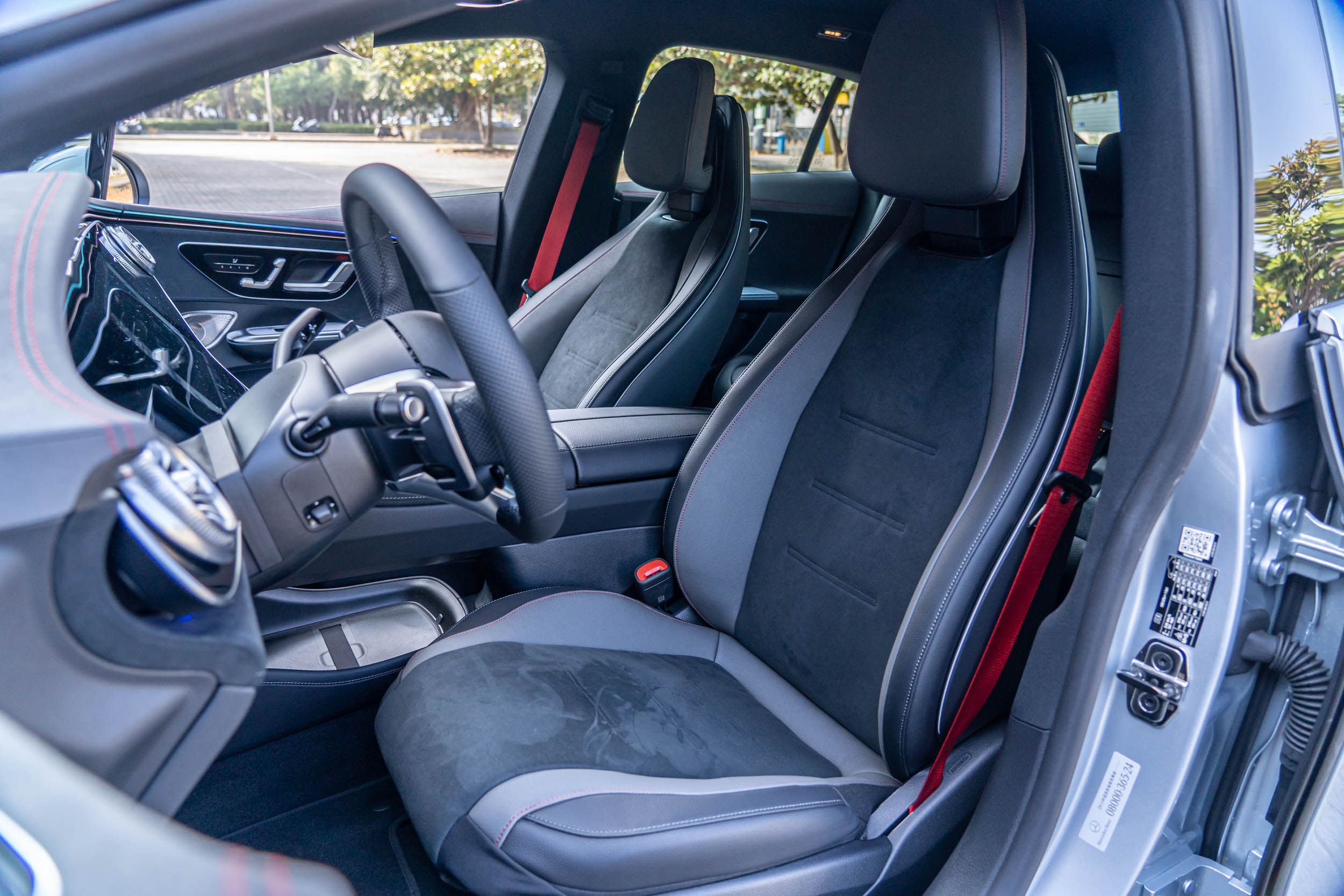 AMG 所打造、且以豪華面料台堆疊的座椅,在支撐、舒適性上深得人心。