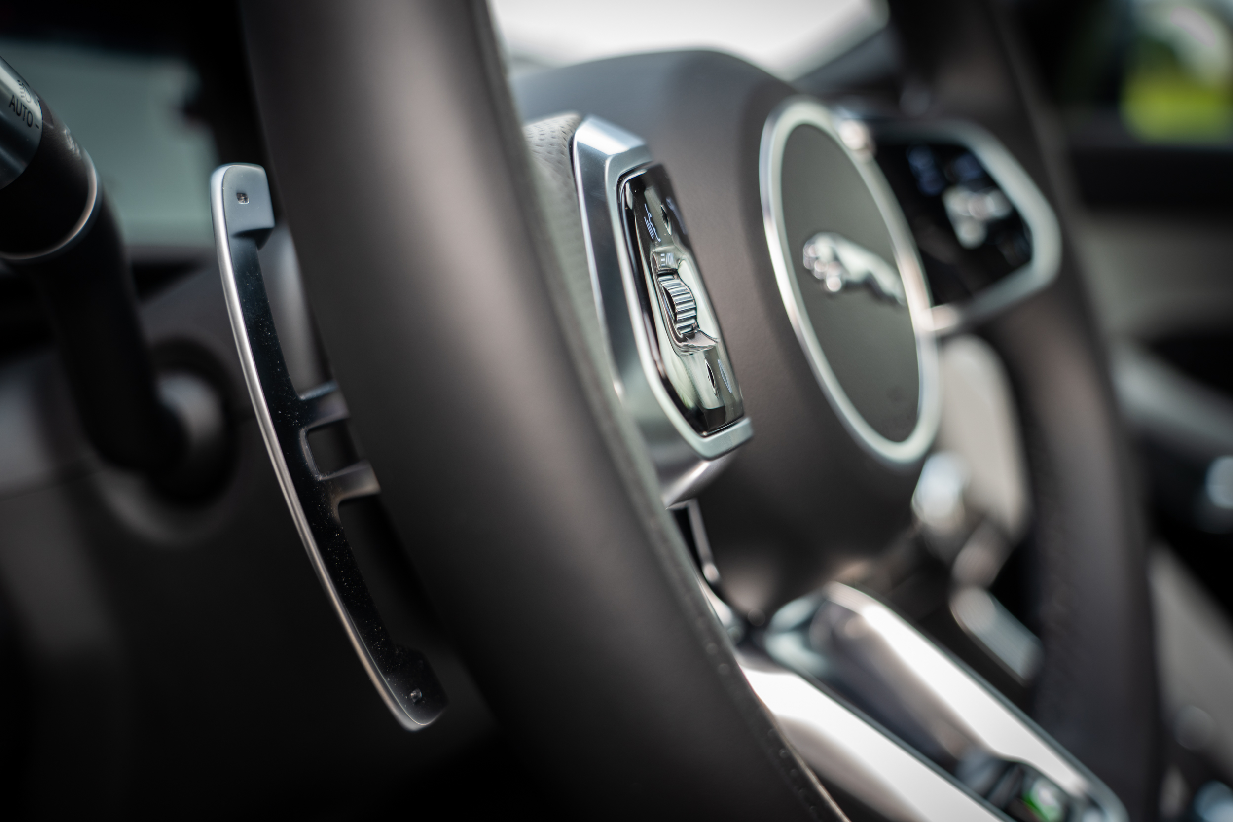 附上換檔撥片,鍍鉻材質與鋼琴烤漆飾板的運用很出色。