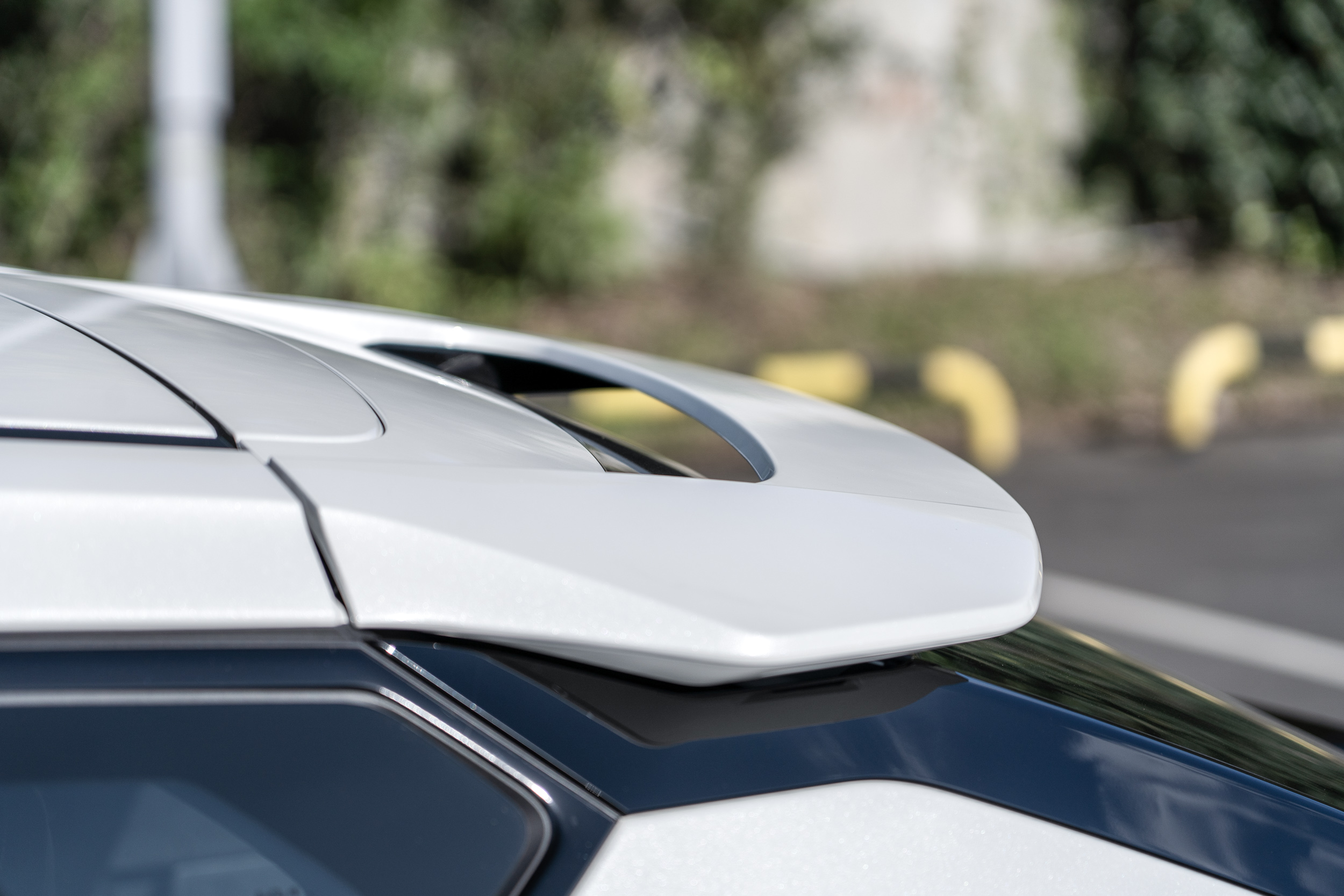 按照原廠說法,鏤空尾翼設定可以產生空氣力學效應,將雨水帶走,但個人認為還是需要有實體雨刷的存在。