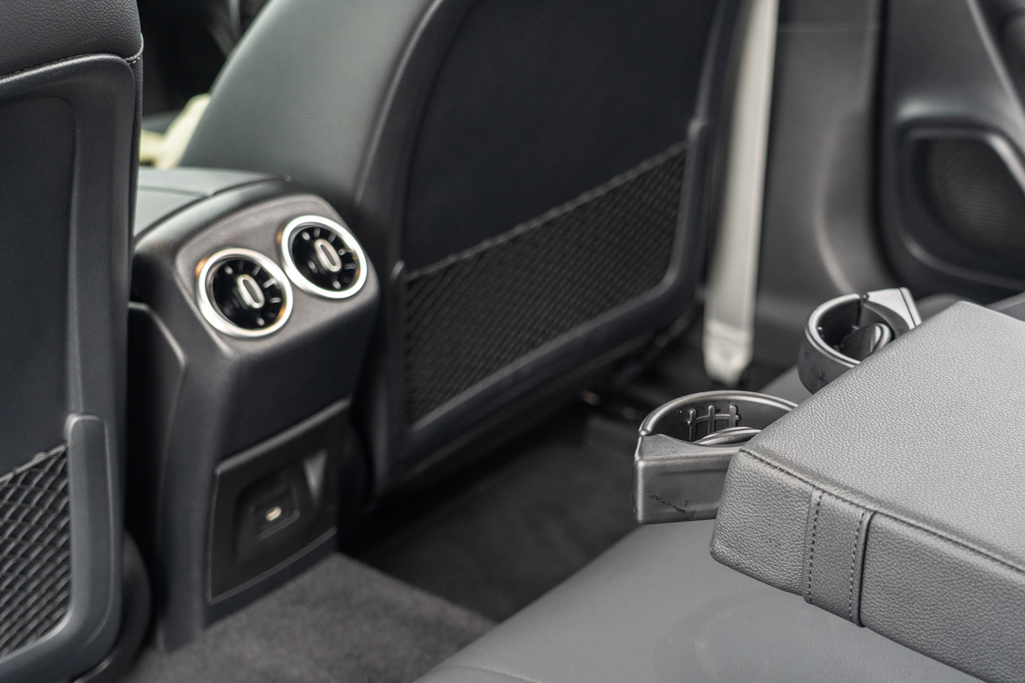 配備後座出風口、中央扶手與置杯架等設計。