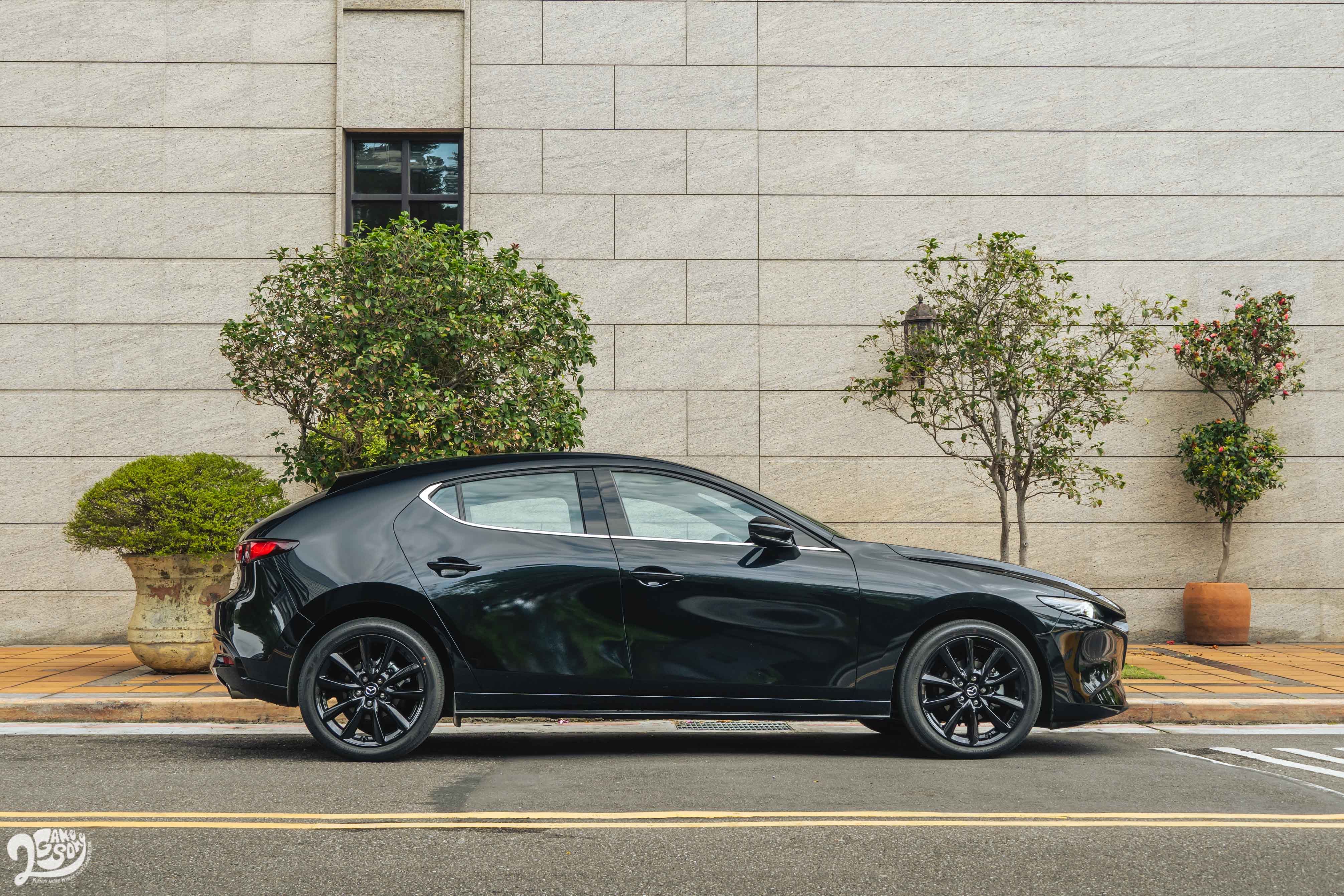 旗艦型以上有黑色鋼琴烤漆車門飾板。