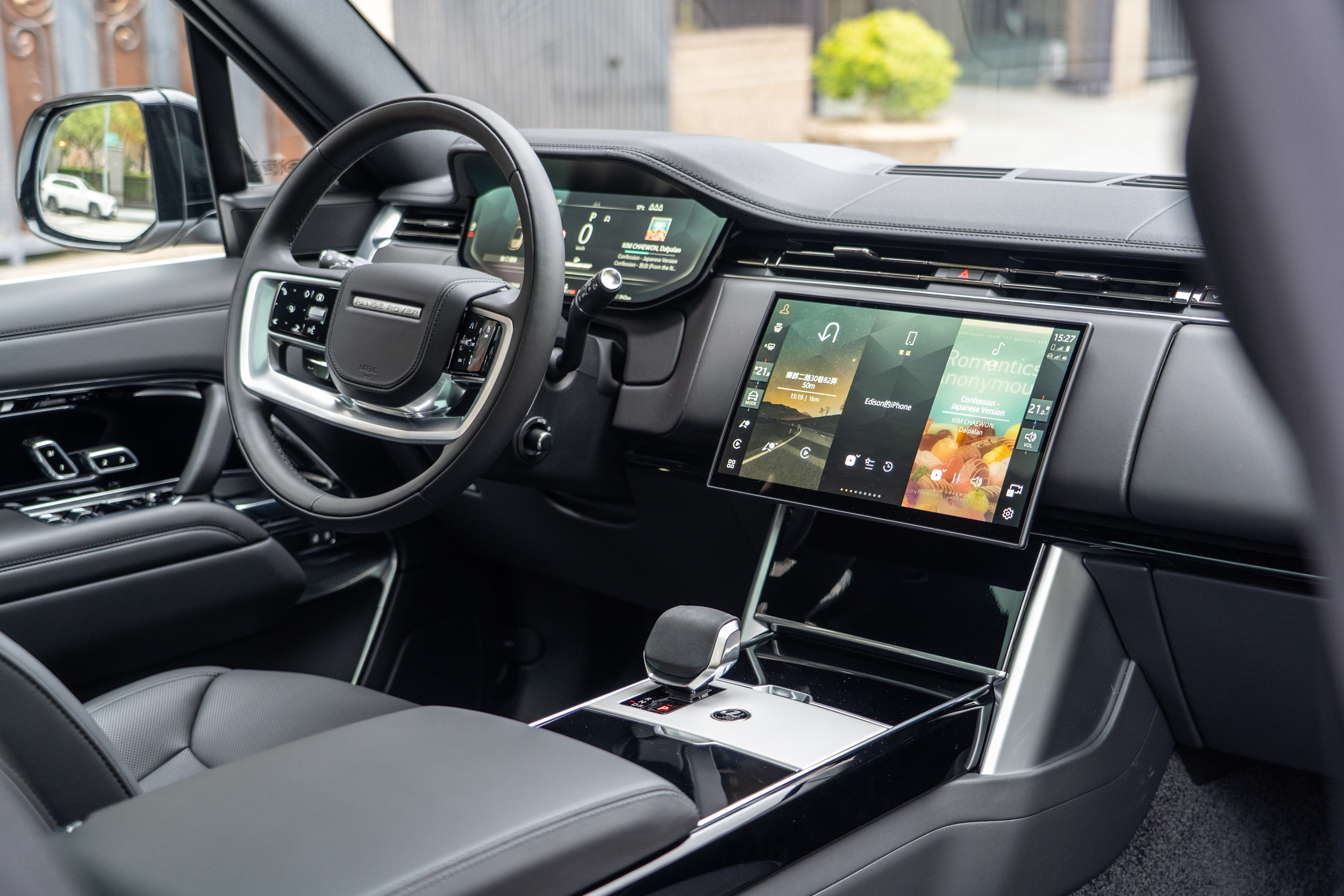 座艙內透過13.7吋全數位儀表與13.1吋曲面玻璃觸控螢幕，營造乾淨俐落的駕駛介面。