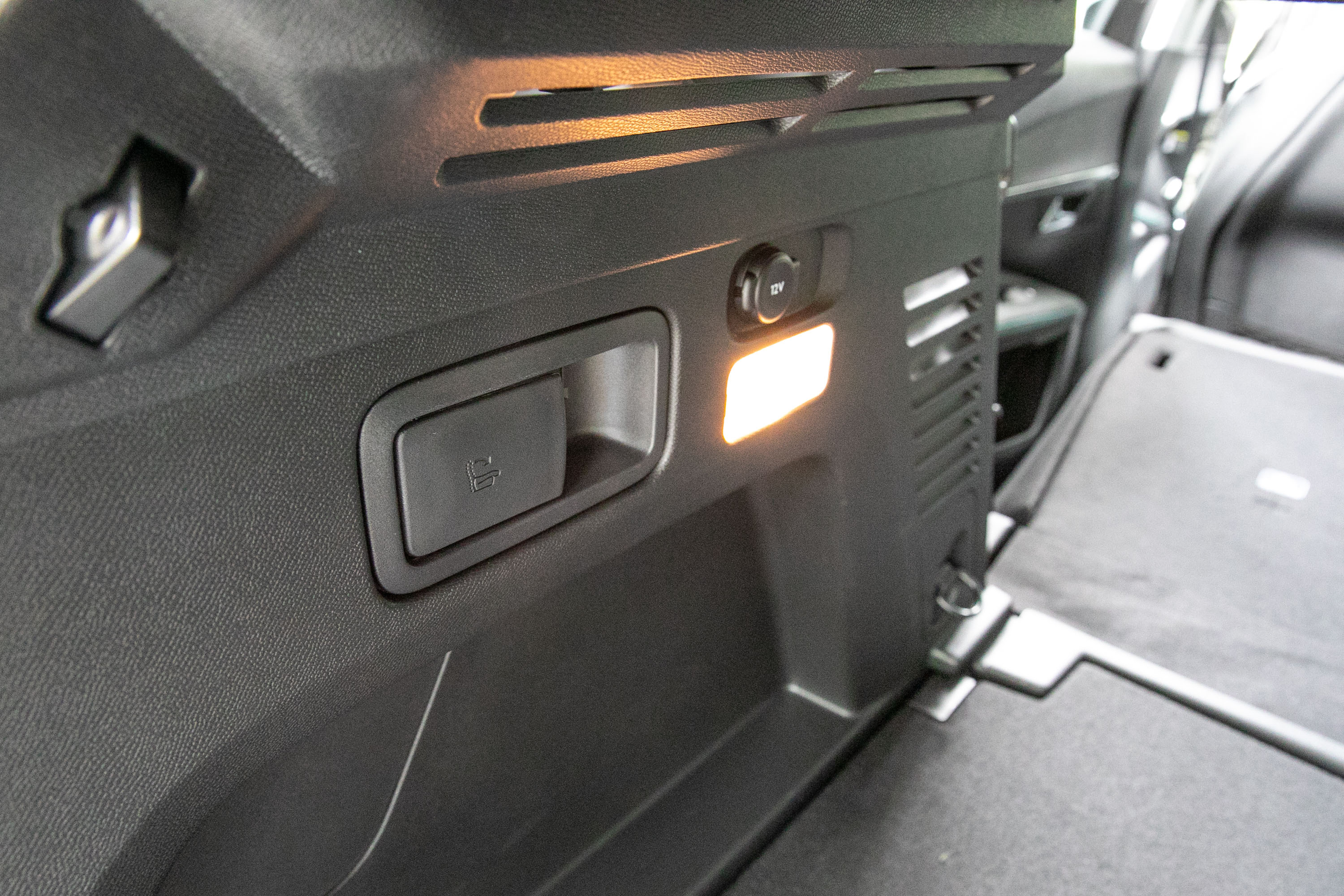 後廂兩側配備有後座椅背快速傾倒拉桿。