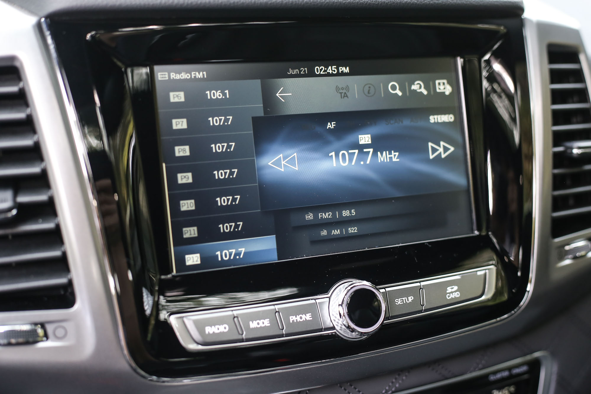八吋中控台觸控螢幕整合 Apple CarPlay 與 Android Auto 手機連接功能。