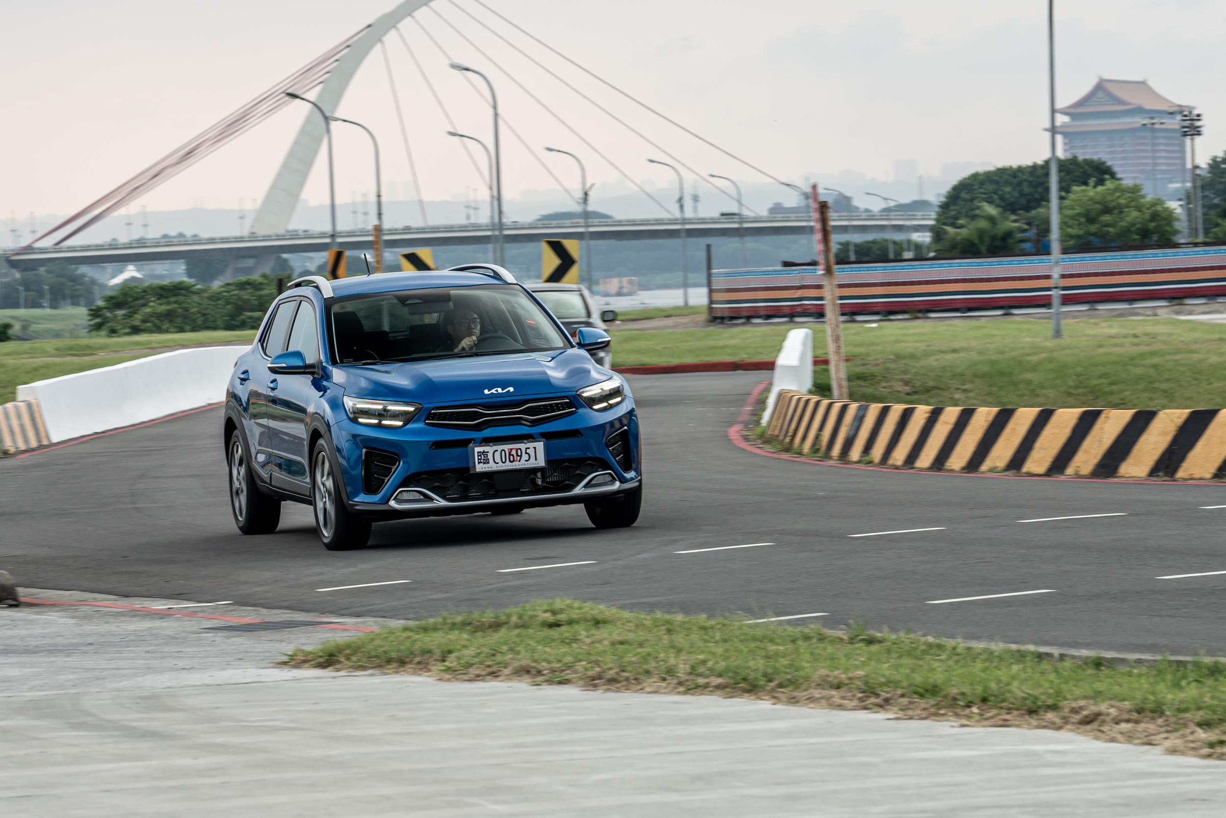 Stonic 繳出 19.9 km/L 優異油耗數字,就算實際用路情境打個八折也依舊優秀。