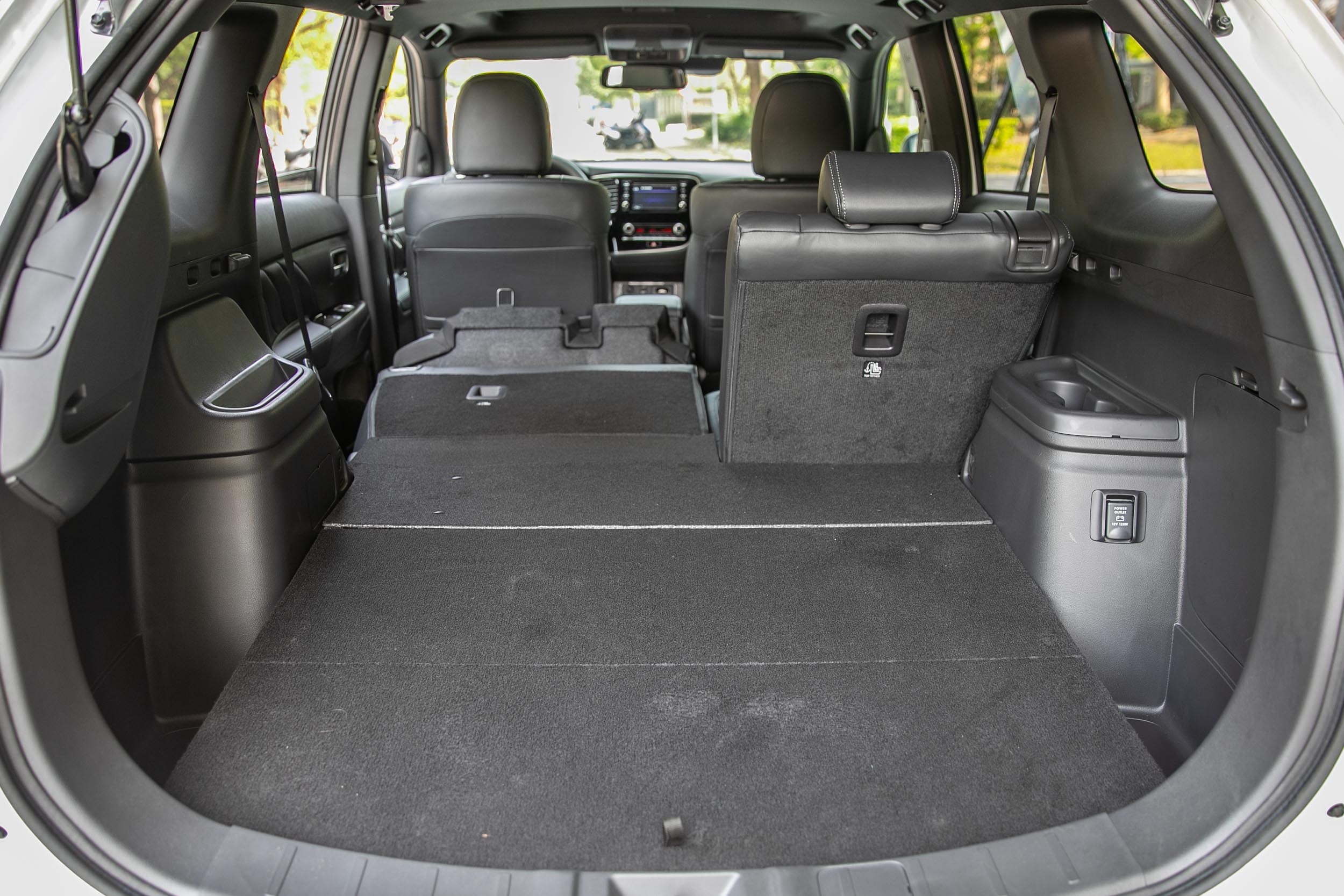 若把後座椅背打平,置物容積可擴充至 1602 水準。