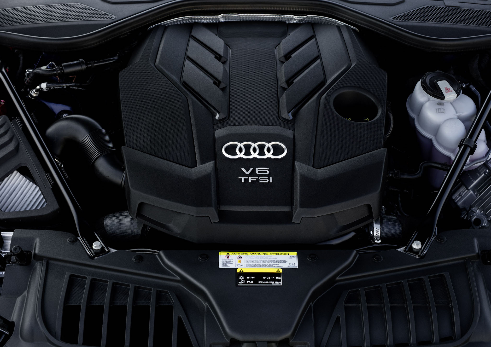 Audi A8 全車系搭載新世代 V6 汽油渦輪增壓引擎 + 48V 輕型複合動力系統。