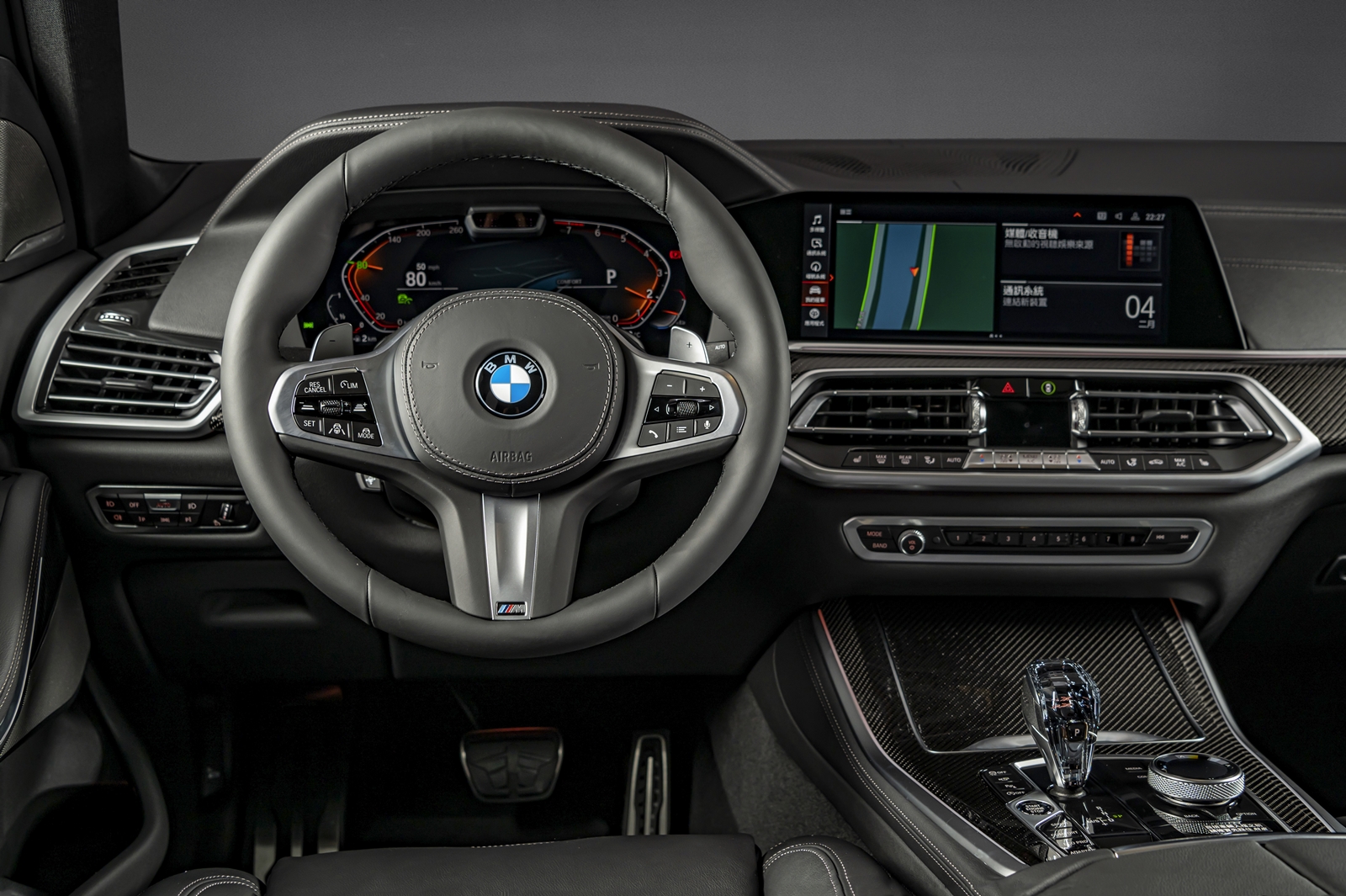 BMW X5 Dark Knight曜黑版標配全數位虛擬座艙、iDrive 7.0 操作介面、全新智慧語音助理2.0、iPhone手機數位鑰匙、無線智慧型手機整合系統、M款多功能真皮方向盤與專屬碳纖維飾板。