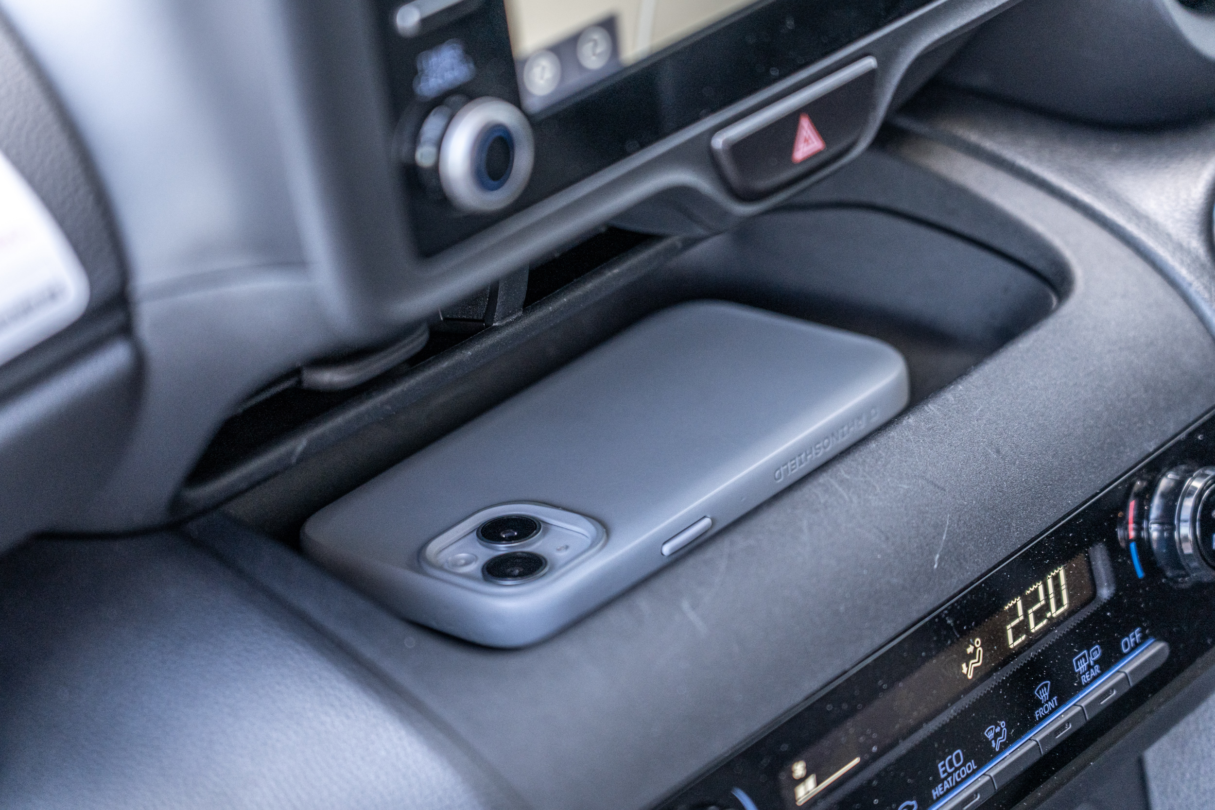 一如 Toyota 傳統,車上有多處設有置物巧思。