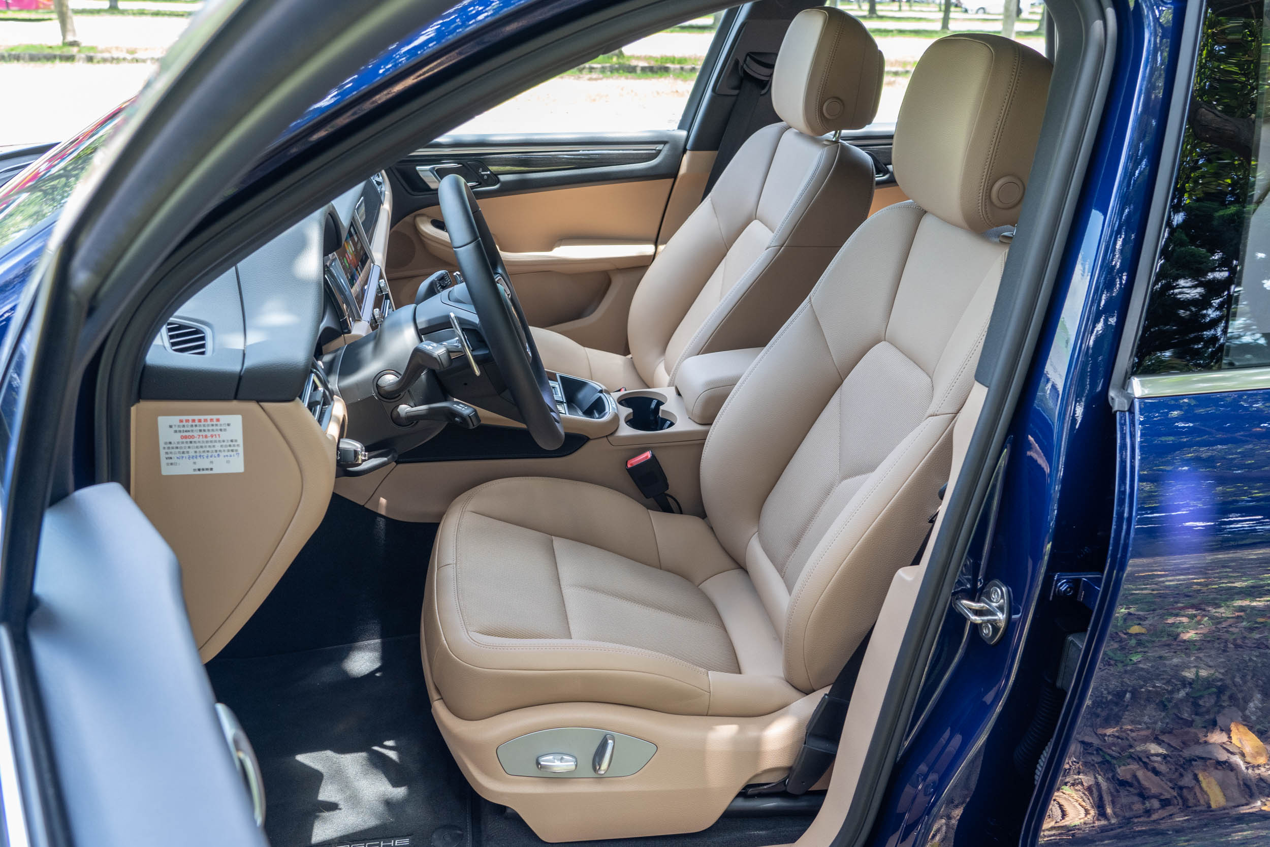 標配雙前座八向電動調整舒適座椅。