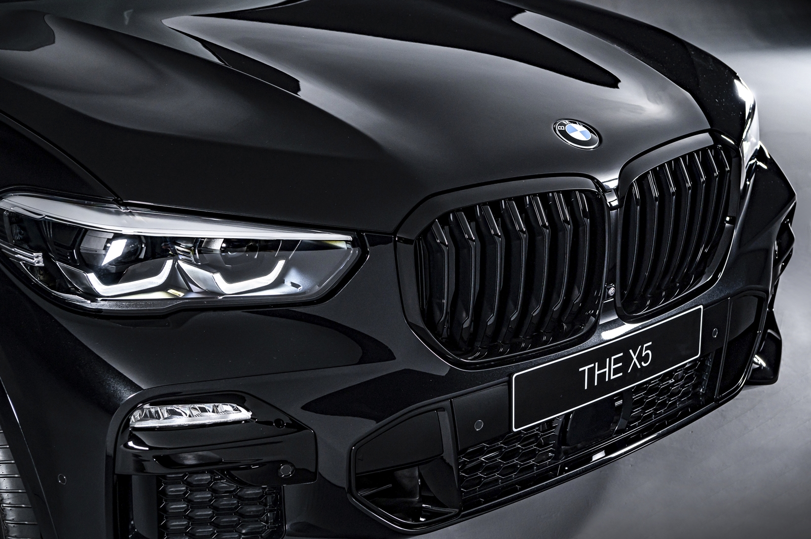 BMW X5 Dark Knight曜黑版採用一體化設計的黑色高光澤雙腎型水箱護罩。