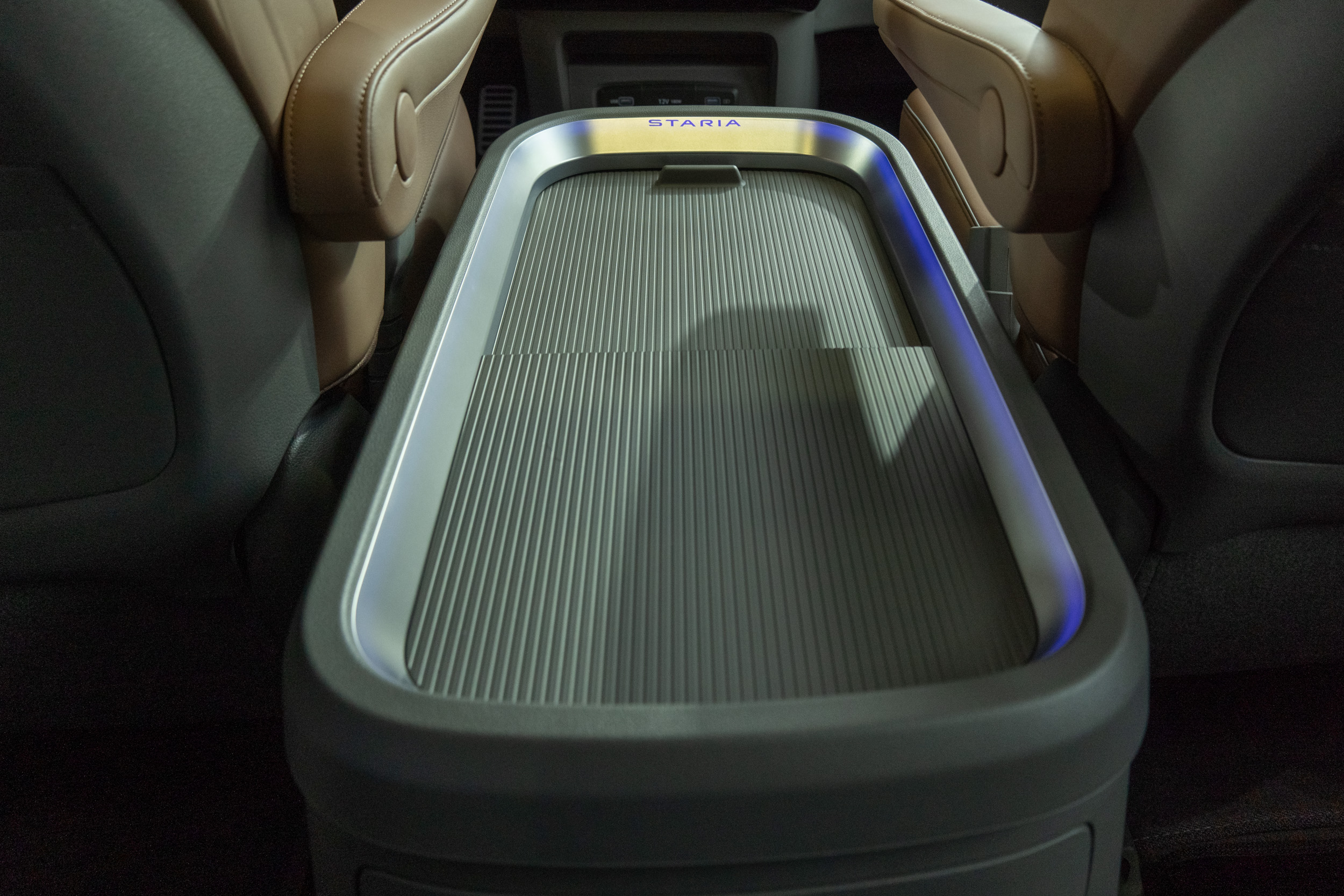 前座中央大面積的置物空間。