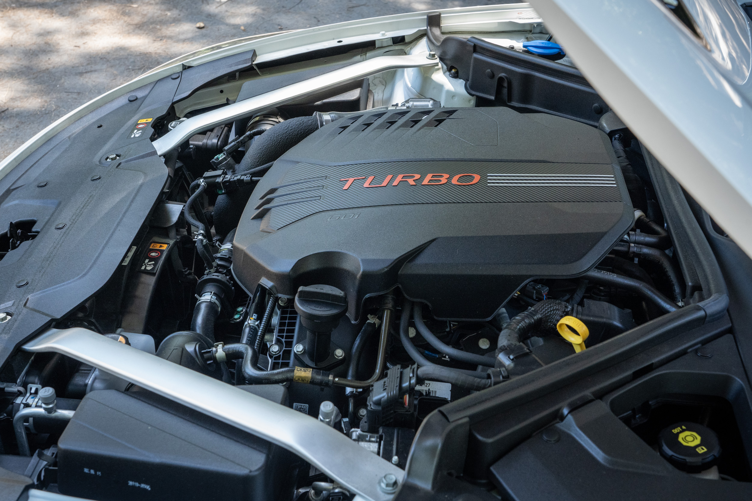 搭載 3.3 升雙渦輪增壓 V6 汽油引擎，具備 366ps / 6000rpm 最大馬力與 52kgm / 1300~4500rpm 最大扭力輸出。
