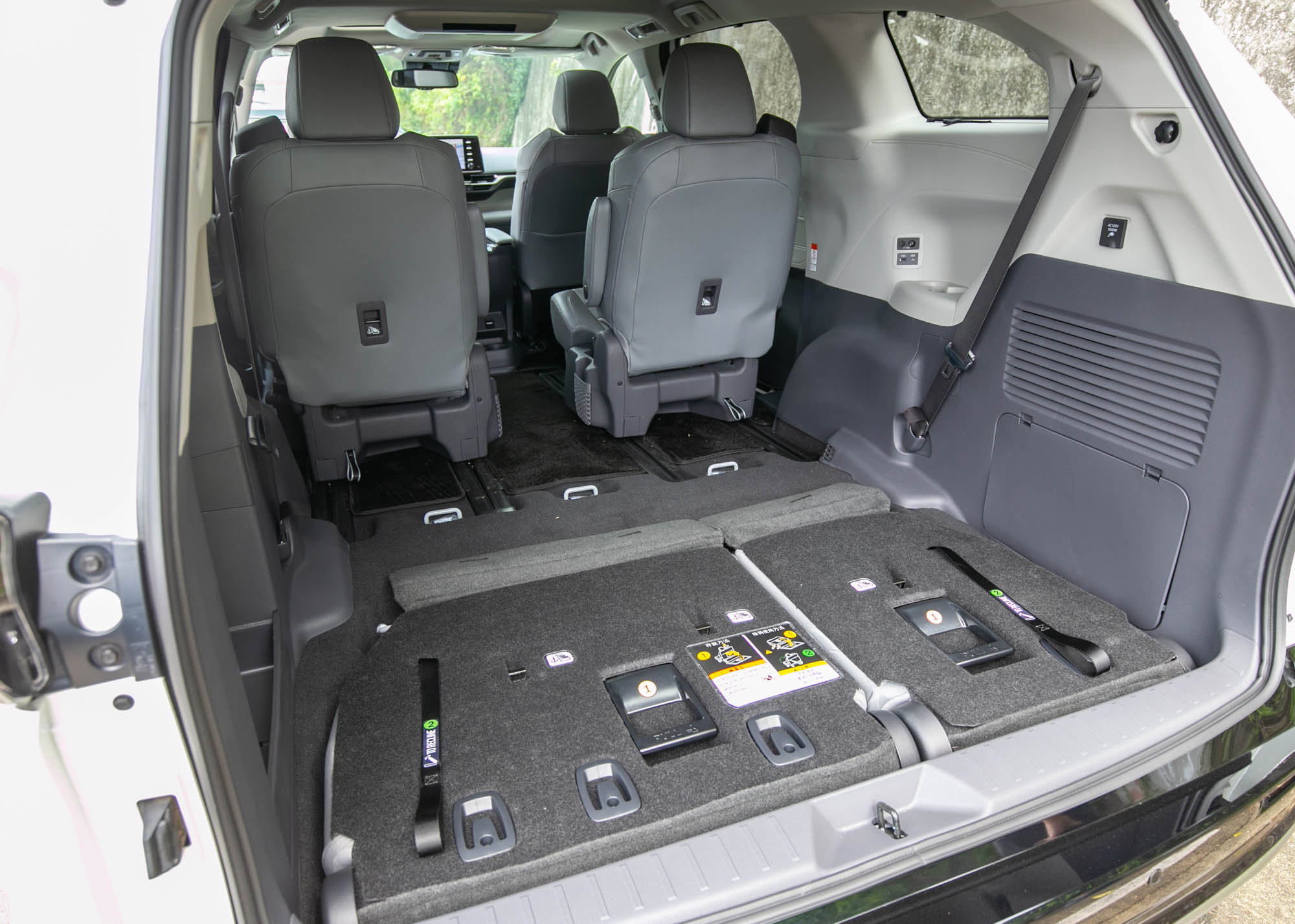 收納第三排後的空間展示。