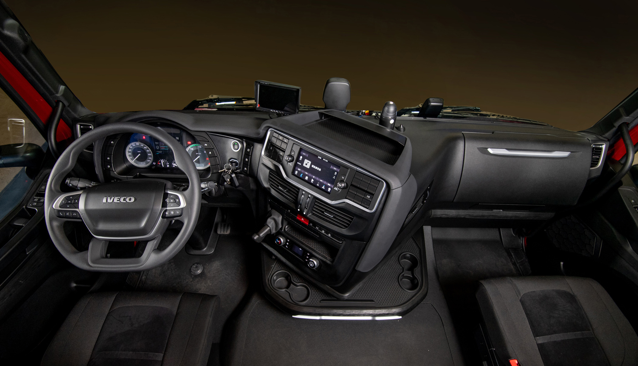 IVECO S-WAY 全新儀錶板設計。