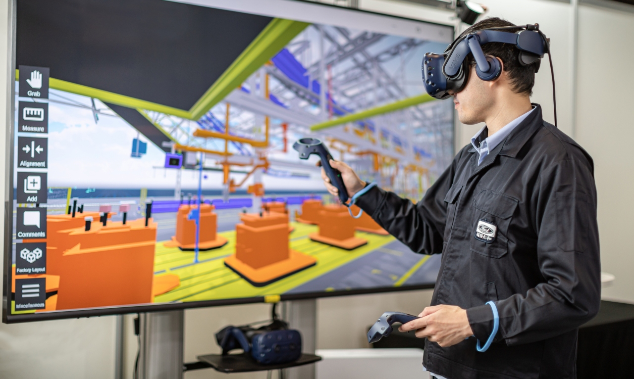 VR 虛擬實境技術整合產線設備與參數，建構出數位化的工廠模組。