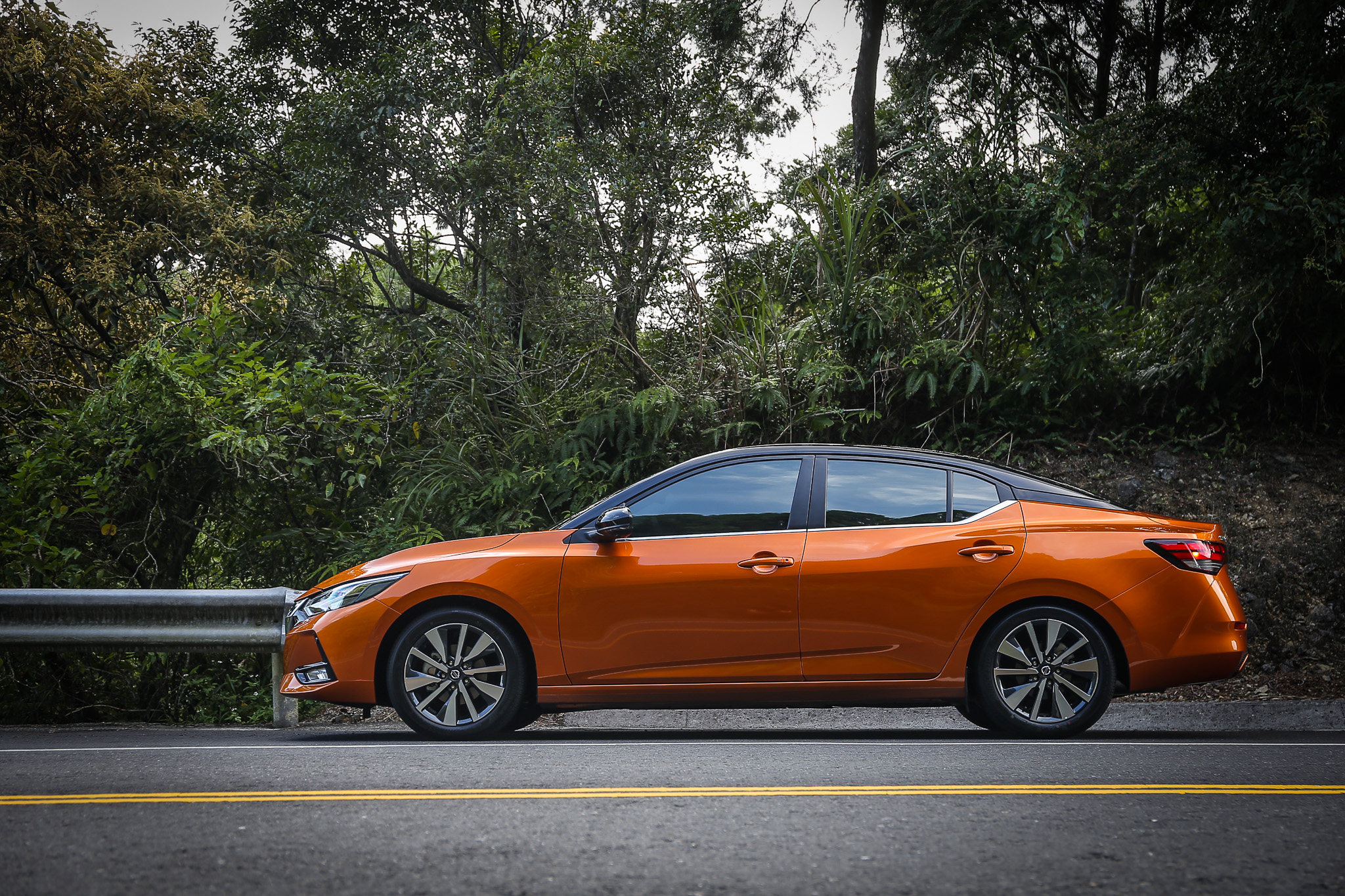 延續品牌新世代設計元素,新世代 Sentra 外形猶如縮小版的 Altima。