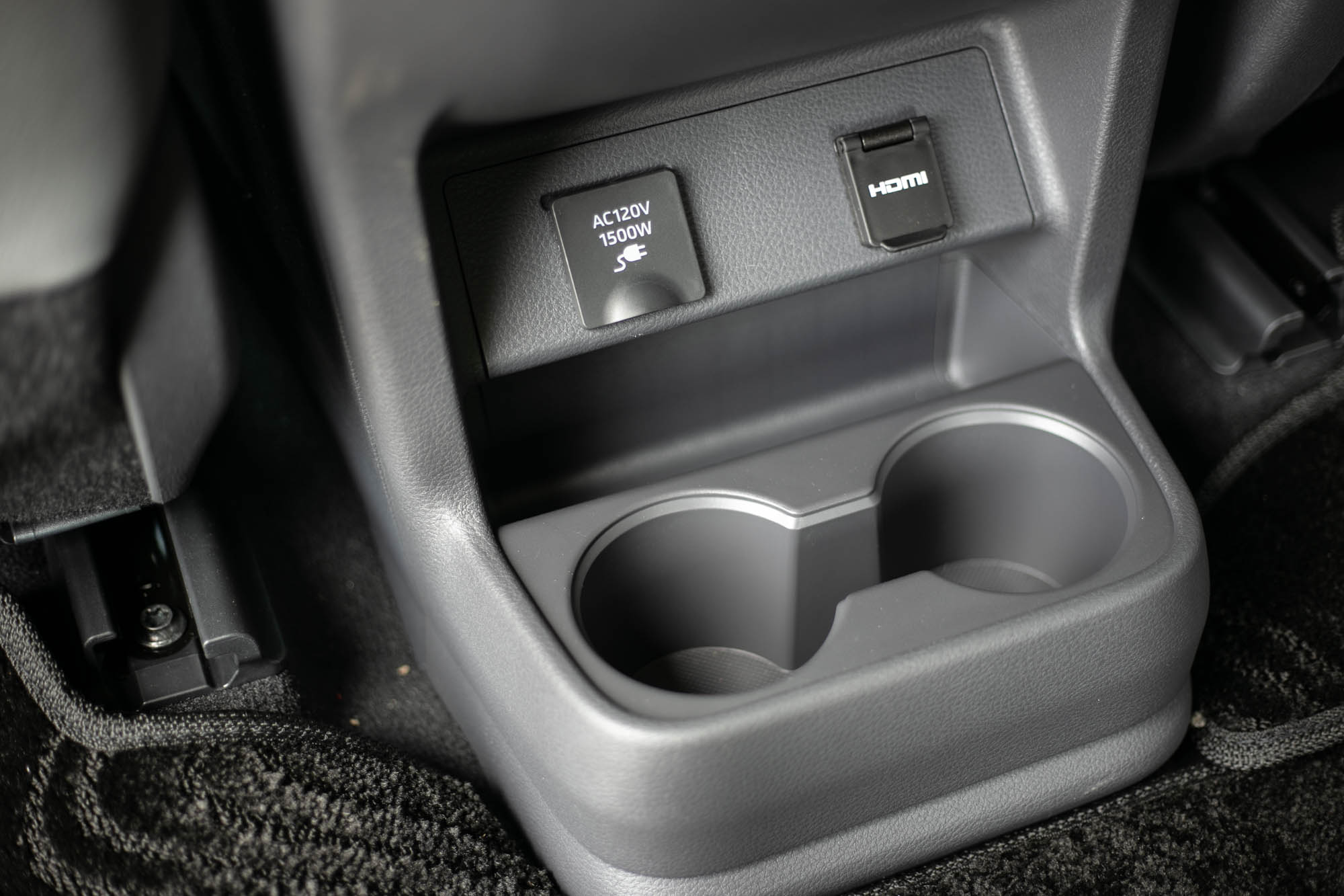 全車更有多達 18 個置杯架。