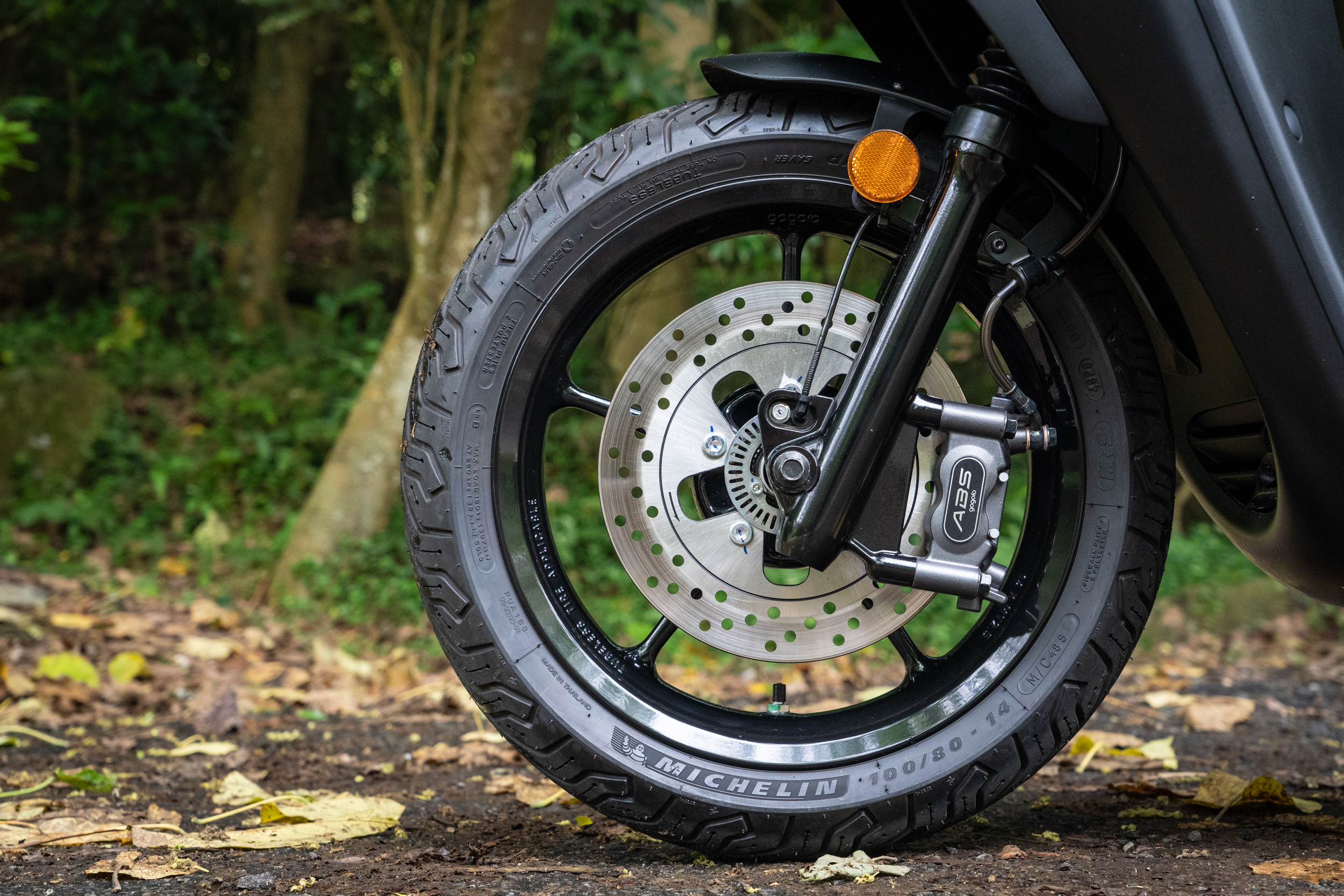 前 14 吋胎圈規格,煞車卡鉗為對向四活塞,碟盤直徑為 245 mm 打孔碟。