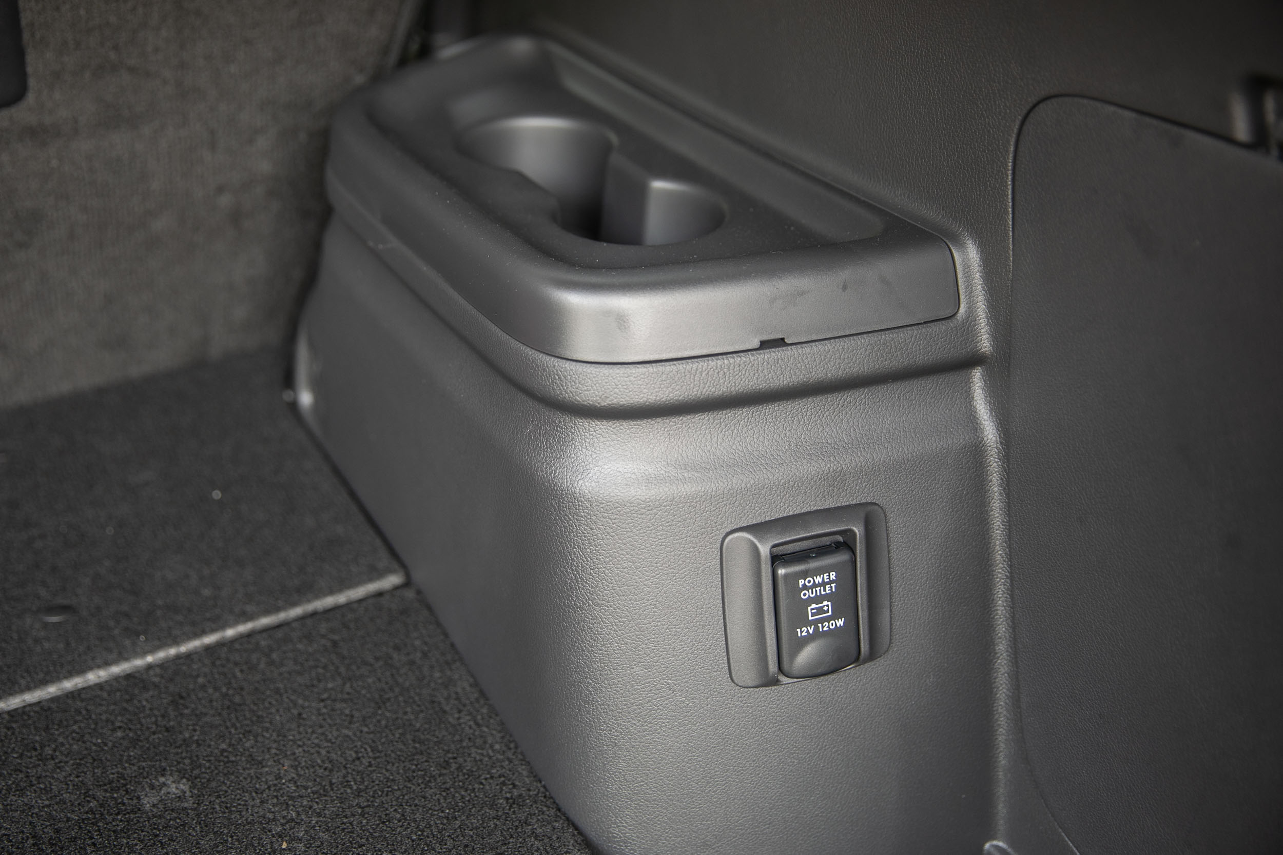後座配備額外的 12V/120W 電源插座。