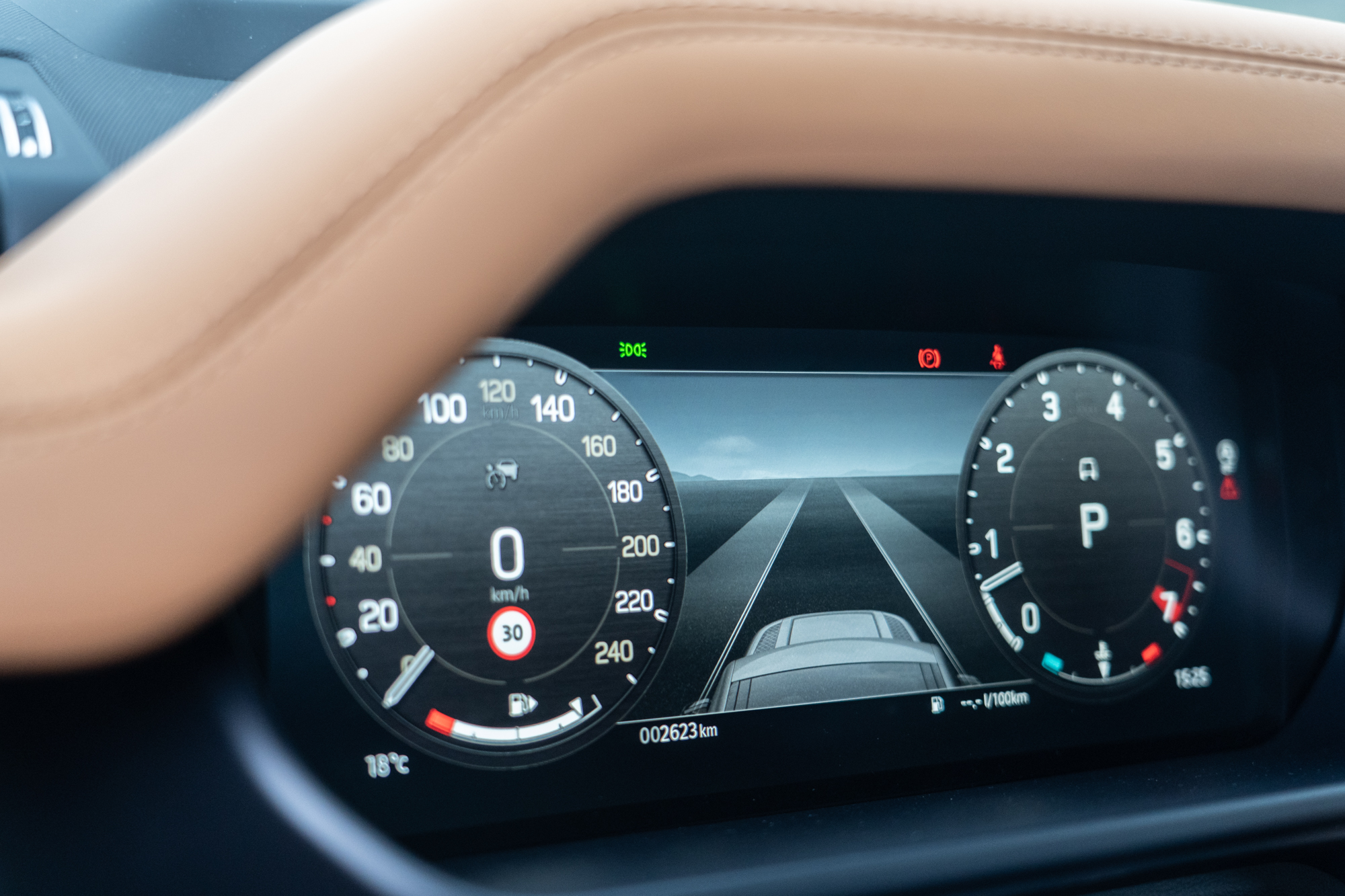 雙環儀表搭配數位顯示幕。