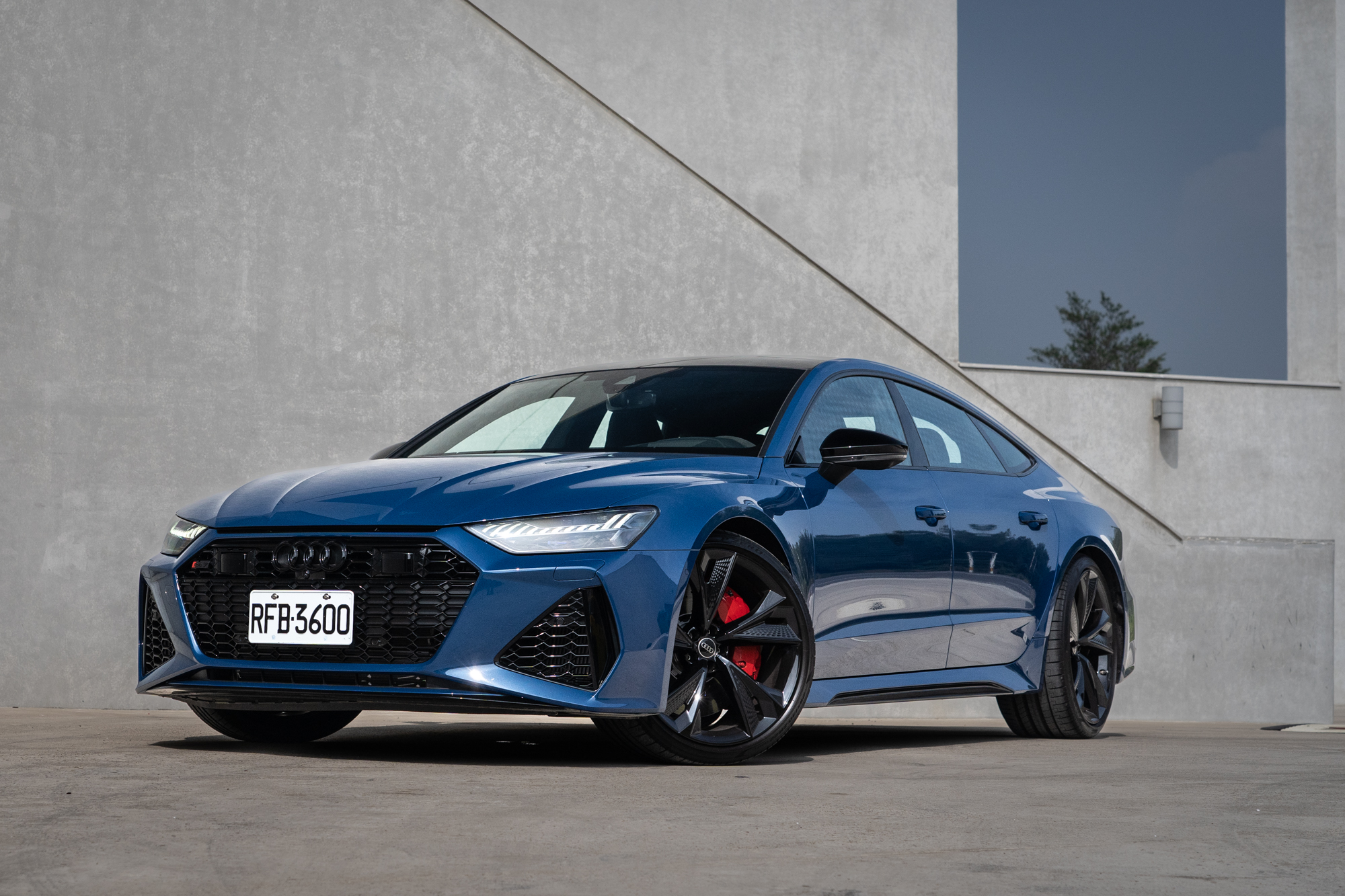試駕車款為Audi RS7 Sportback performance，建議售價為新台幣780萬元起。