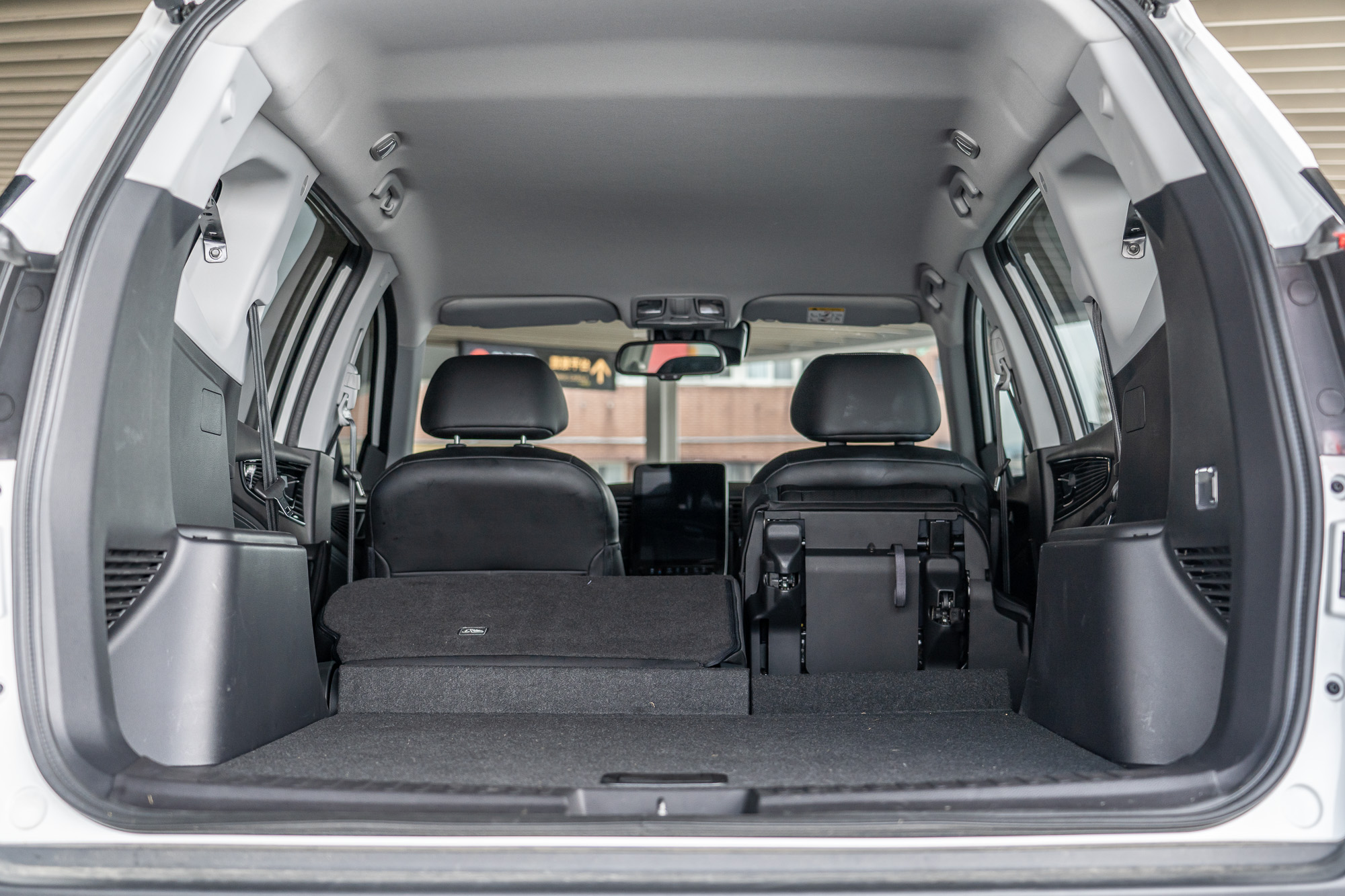 第二排後的座椅均可以按照需求進行傾倒,藉此創造更有餘韻的置物機能。