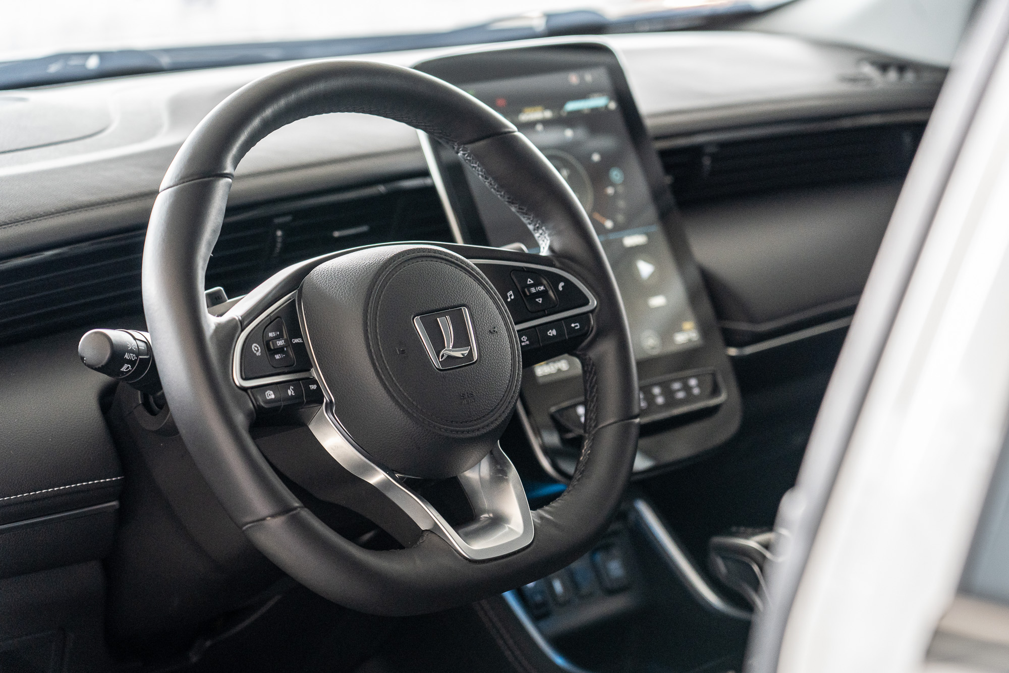 方向盤握感扎實可以說是 URX 在內裝鋪陳上的一大優點。