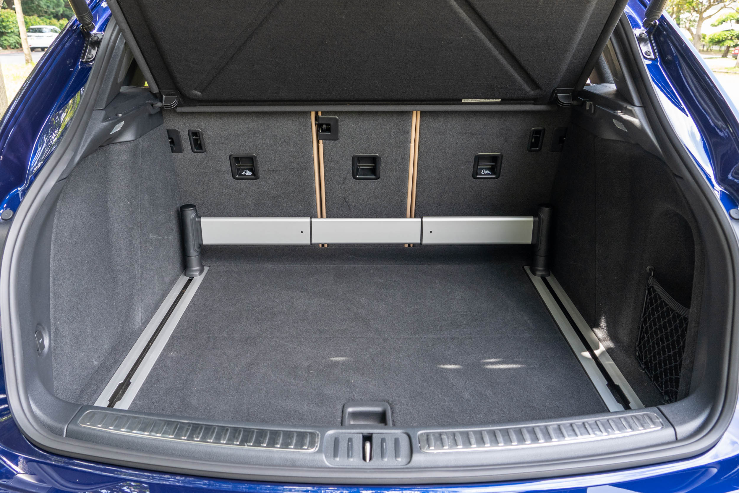 標準乘坐狀態下,後廂容積為 488 公升,面對當前動輒 500 公升起跳的行李廂空間,Macan 此點稍嫌弱勢。