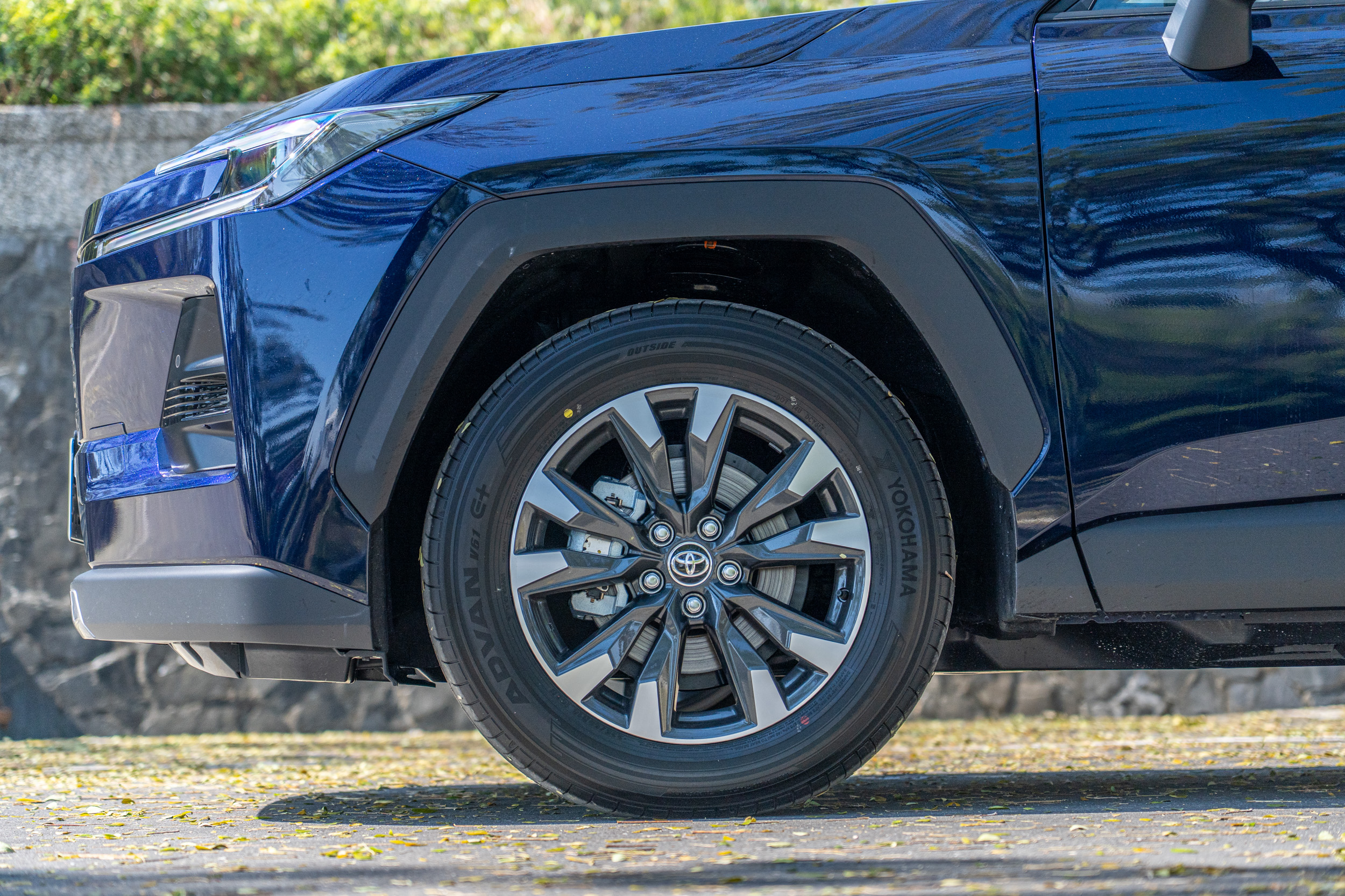 旗艦車型配備18吋雙肋五幅式鋁圈，輪圈尺碼為235/60R18。