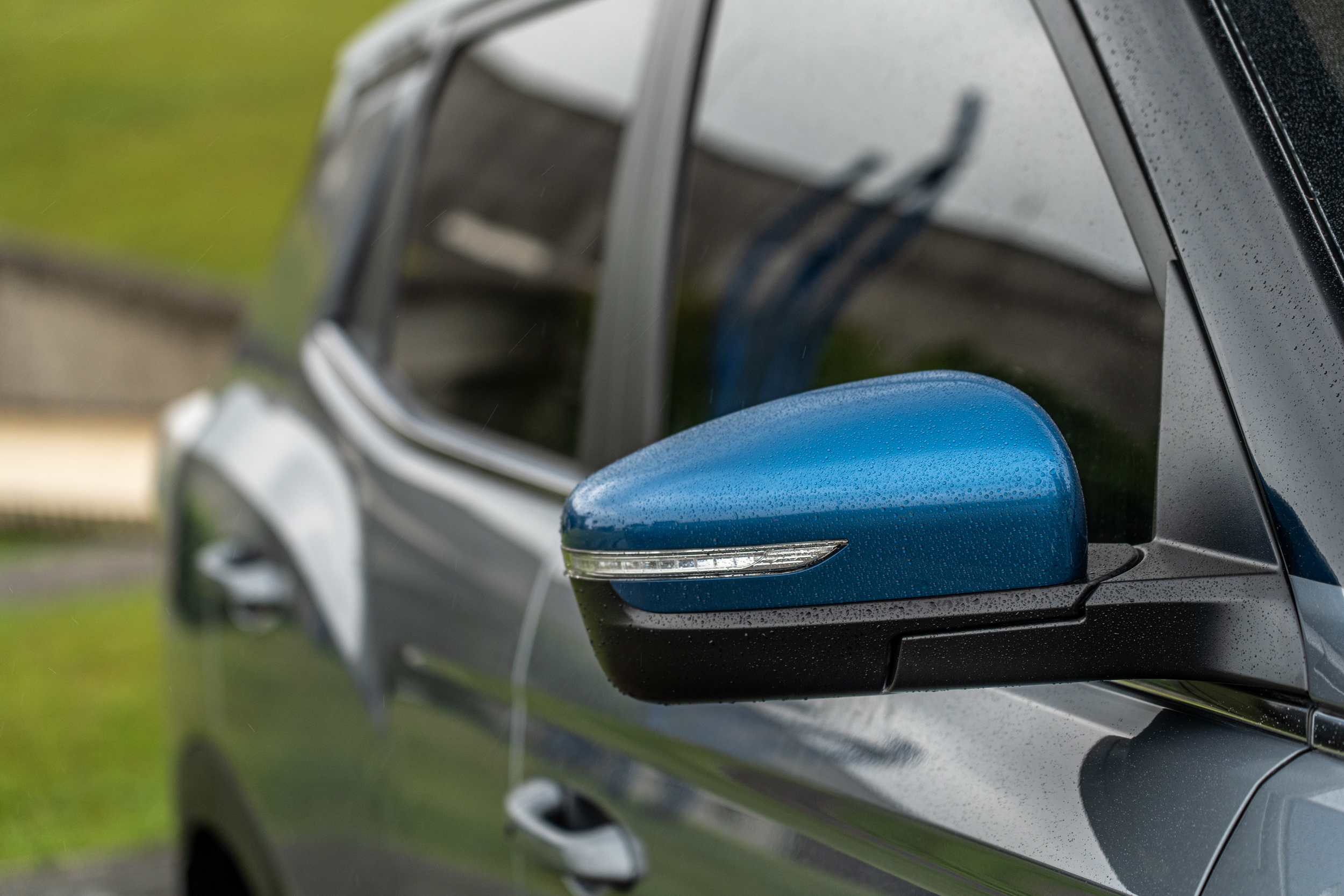 車外後視鏡導入湛藍色元素。