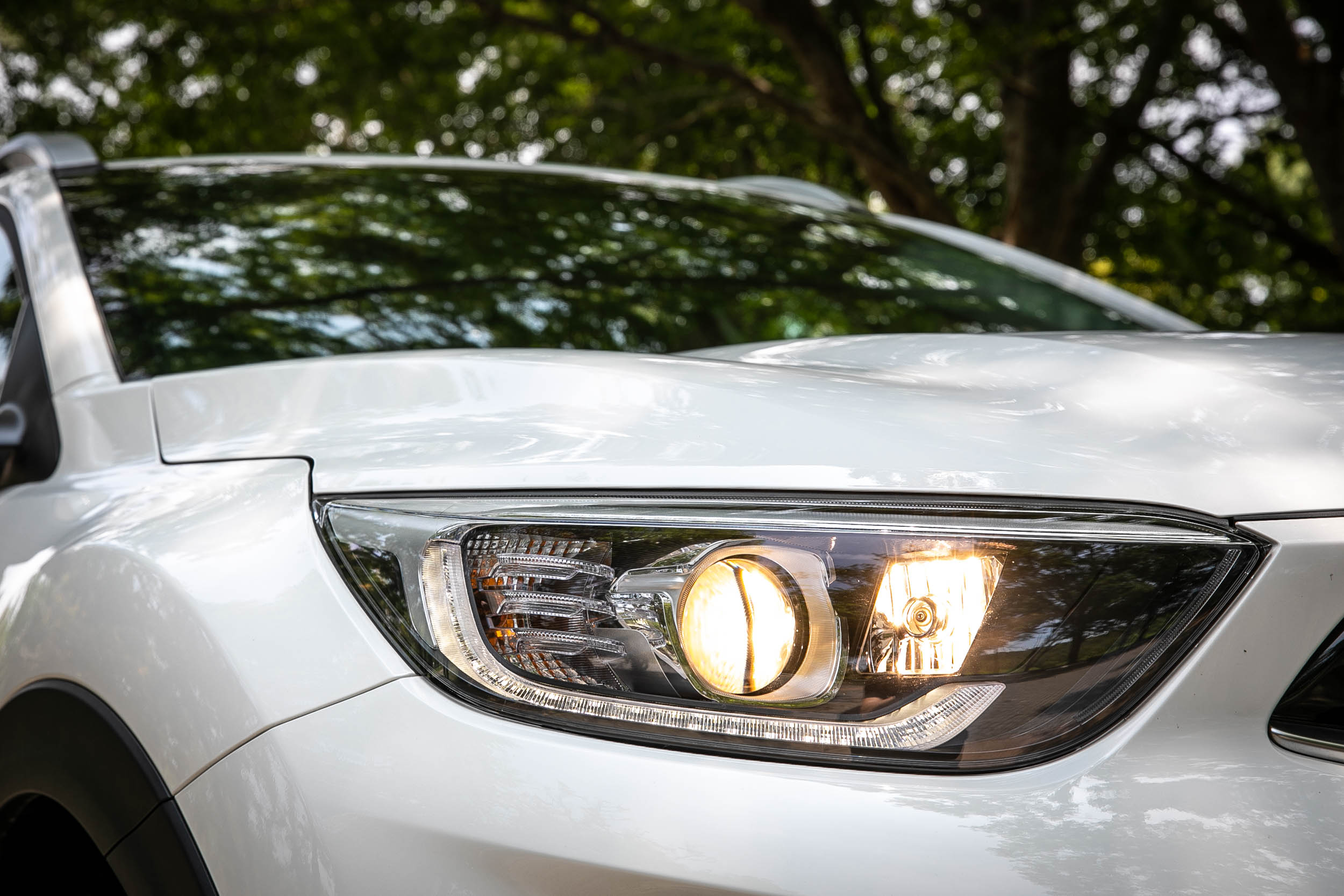 頭燈不採 LED 規格,不過多了 SBL 轉向輔助照明功能。