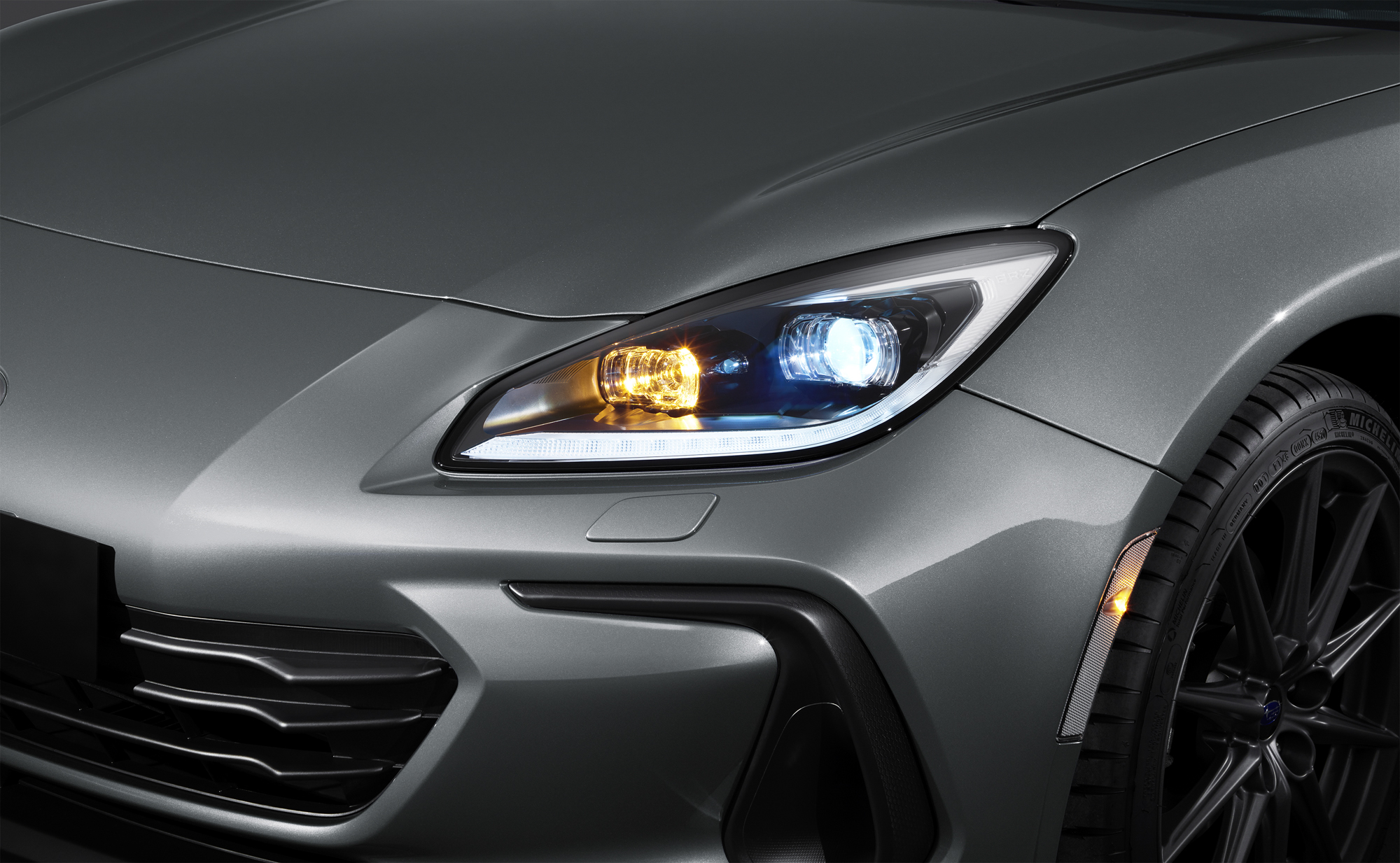 全新 C 字型 LED 自動水平調整頭燈。