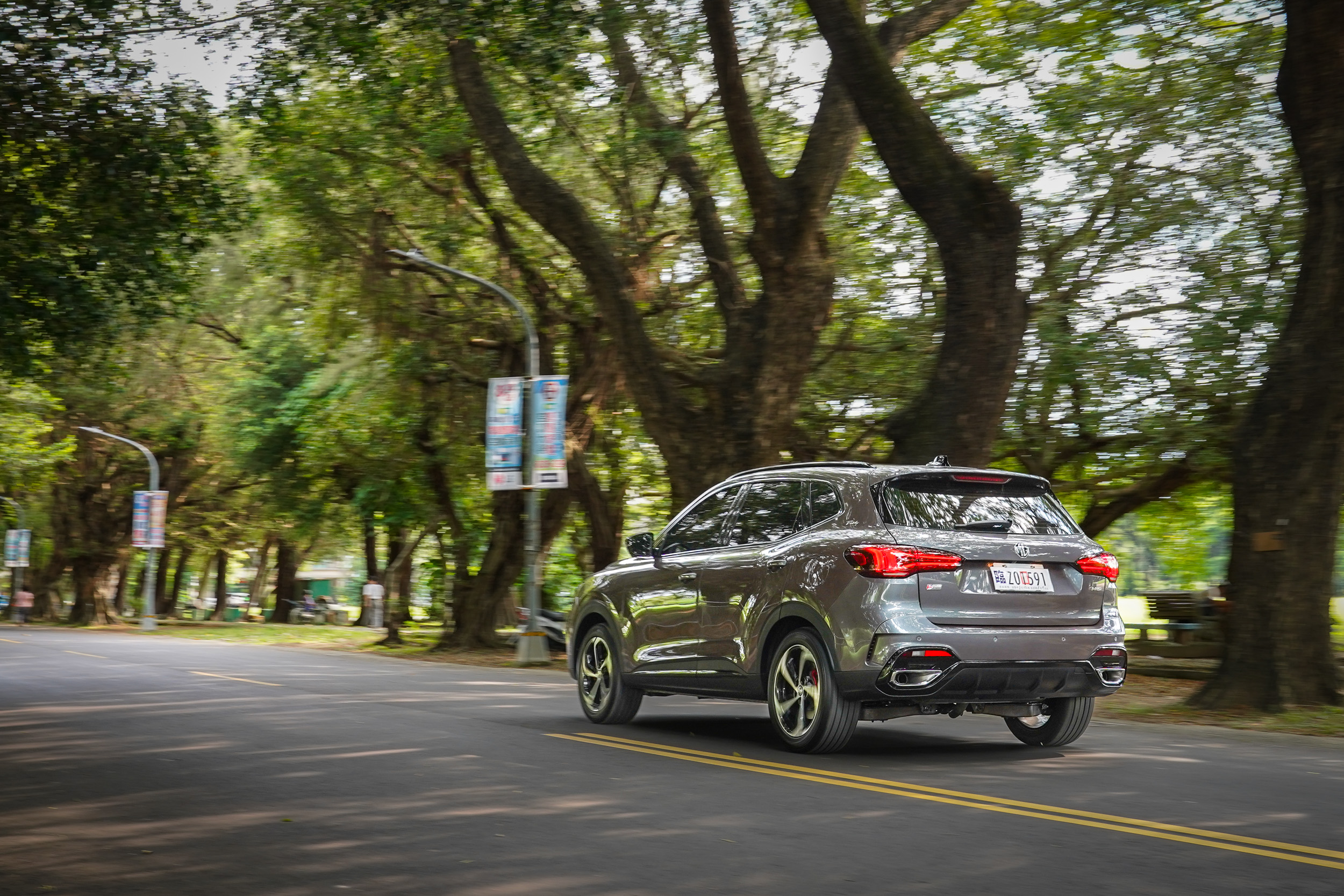 懸吊設定可以大幅消弭道路上的不平整,但遇到碎震時仍會有些許不適的彈跳感。