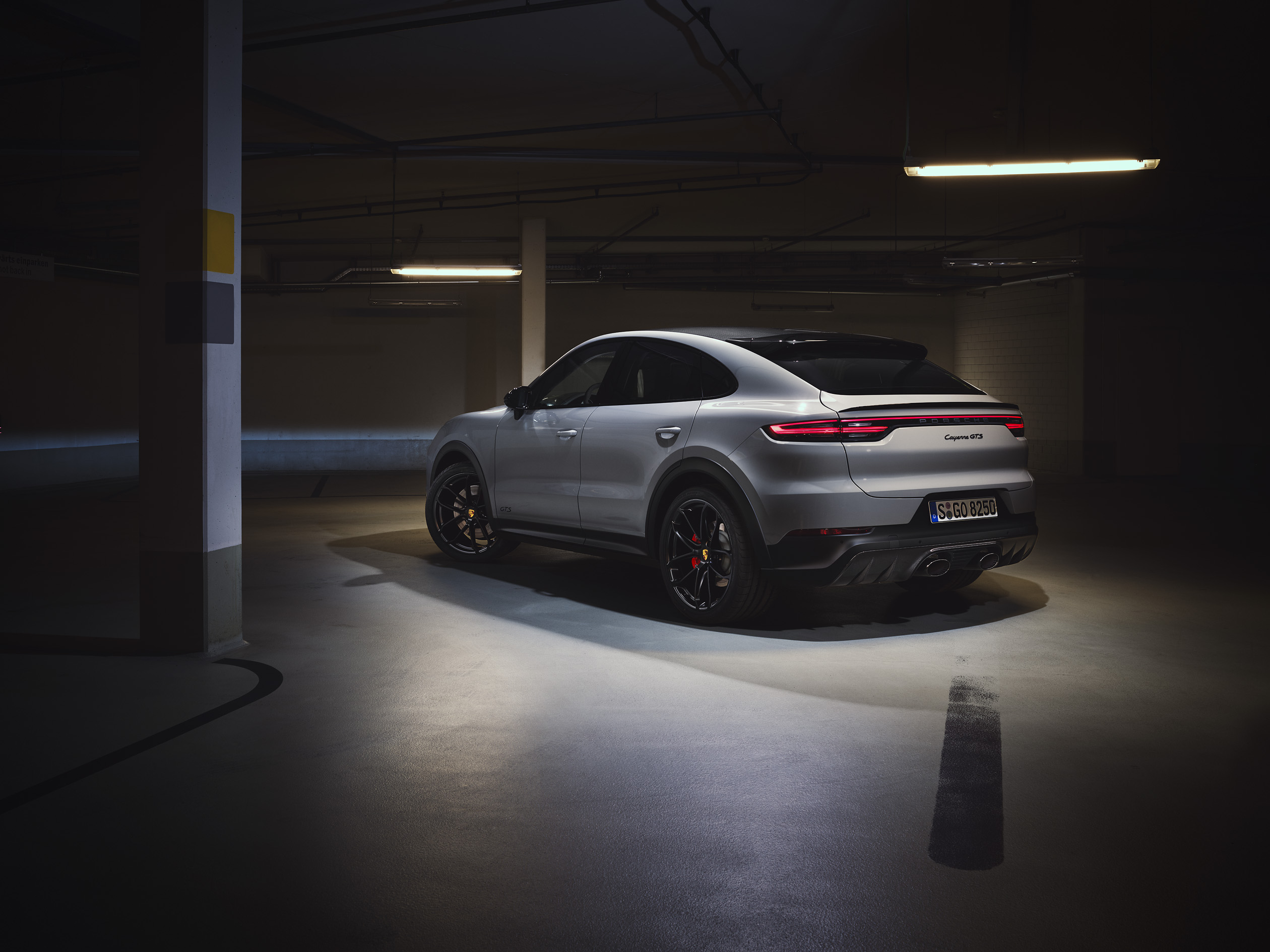 全新 Cayenne GTS 車系標準配備高光澤黑色 21 吋 RS Spyder Design 輪圈，同時配備燻黑LED頭燈系統含保時捷動態照明系統（PDLS）與燻黑LED 尾燈。