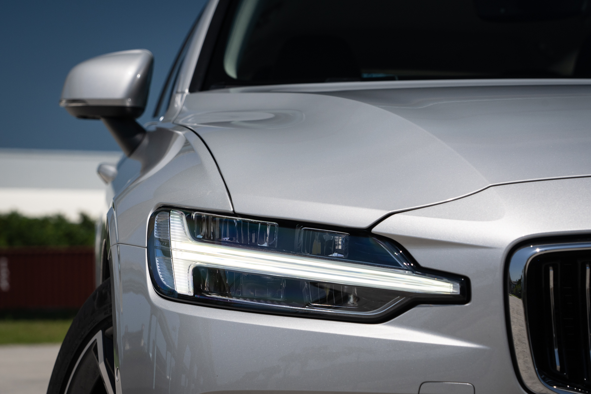 雷神之鎚的LED頭燈完美兼容辨識度與照明性能。