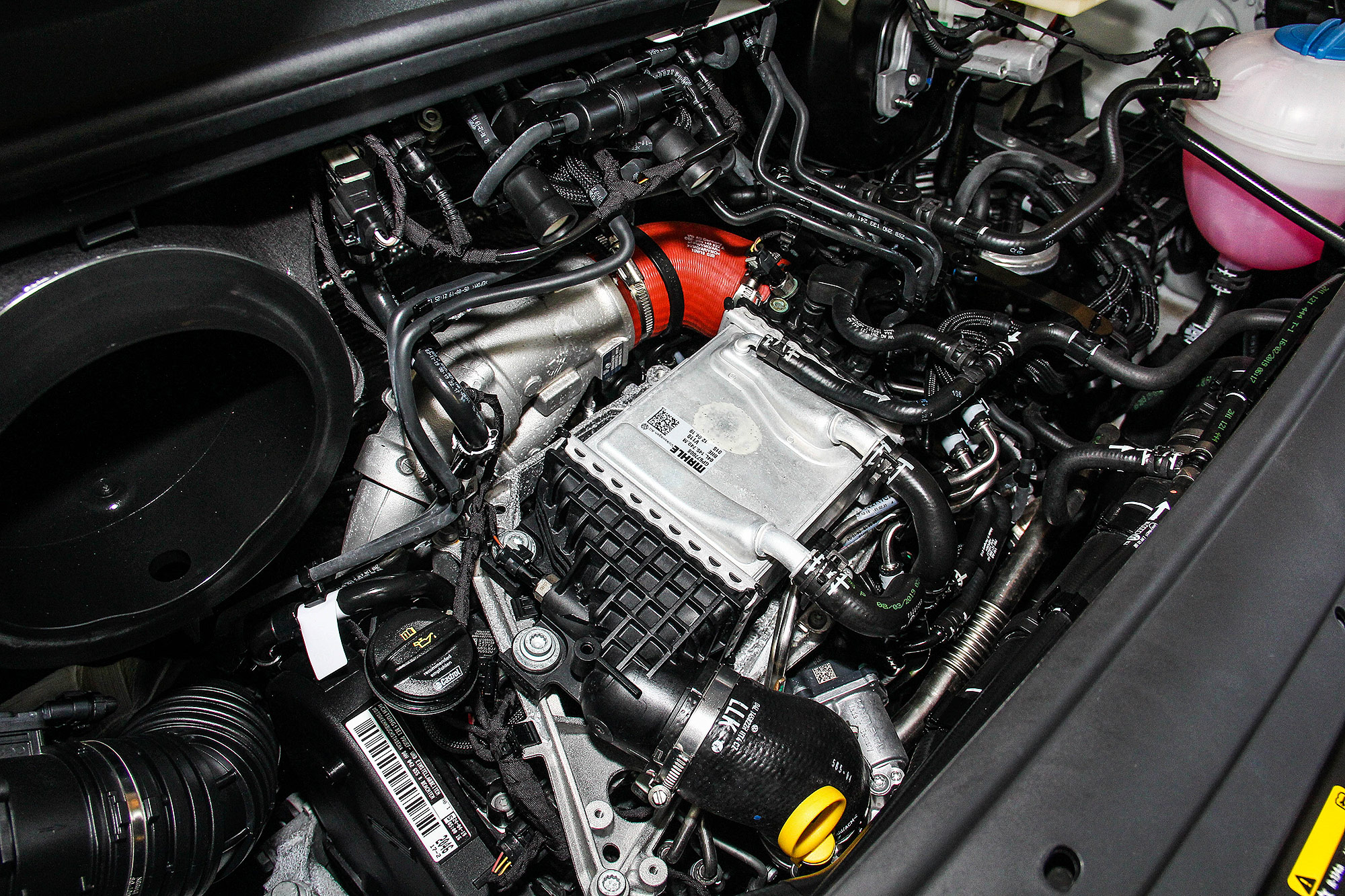 無論長軸高頂或者中軸高頂都搭載 2.0 TDI 柴油引擎，但動力輸出因車型而有所不同。