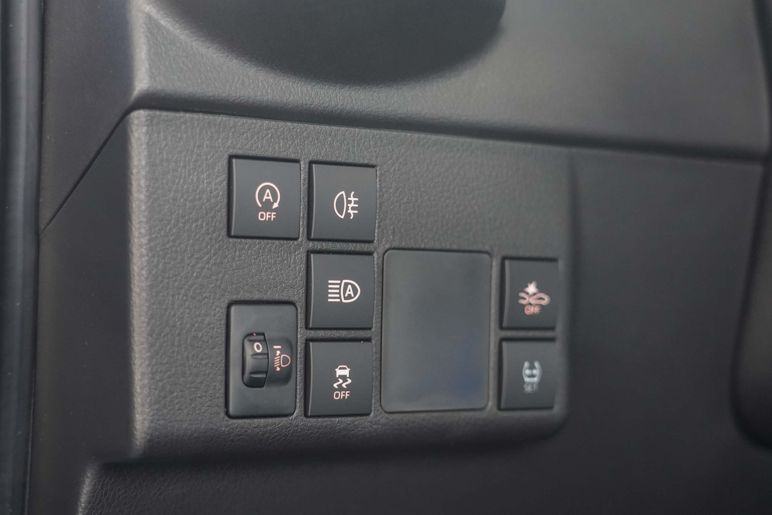 駕駛座左側的開關總成。