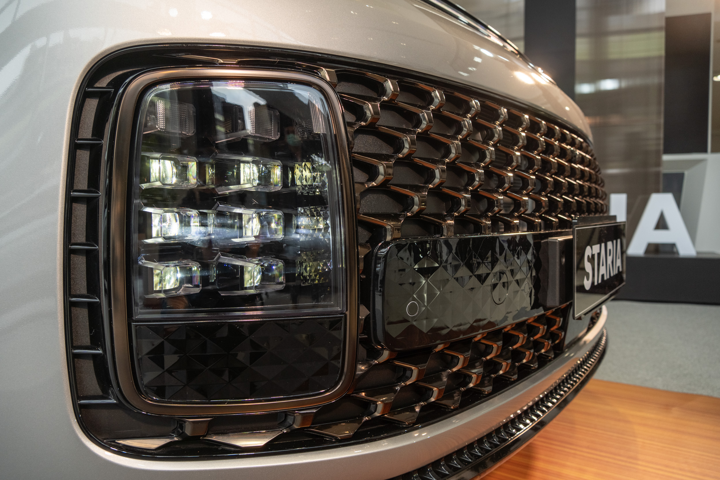 蜂巢式水箱護罩搭配矩陣式 LED 頭燈相當前衛。