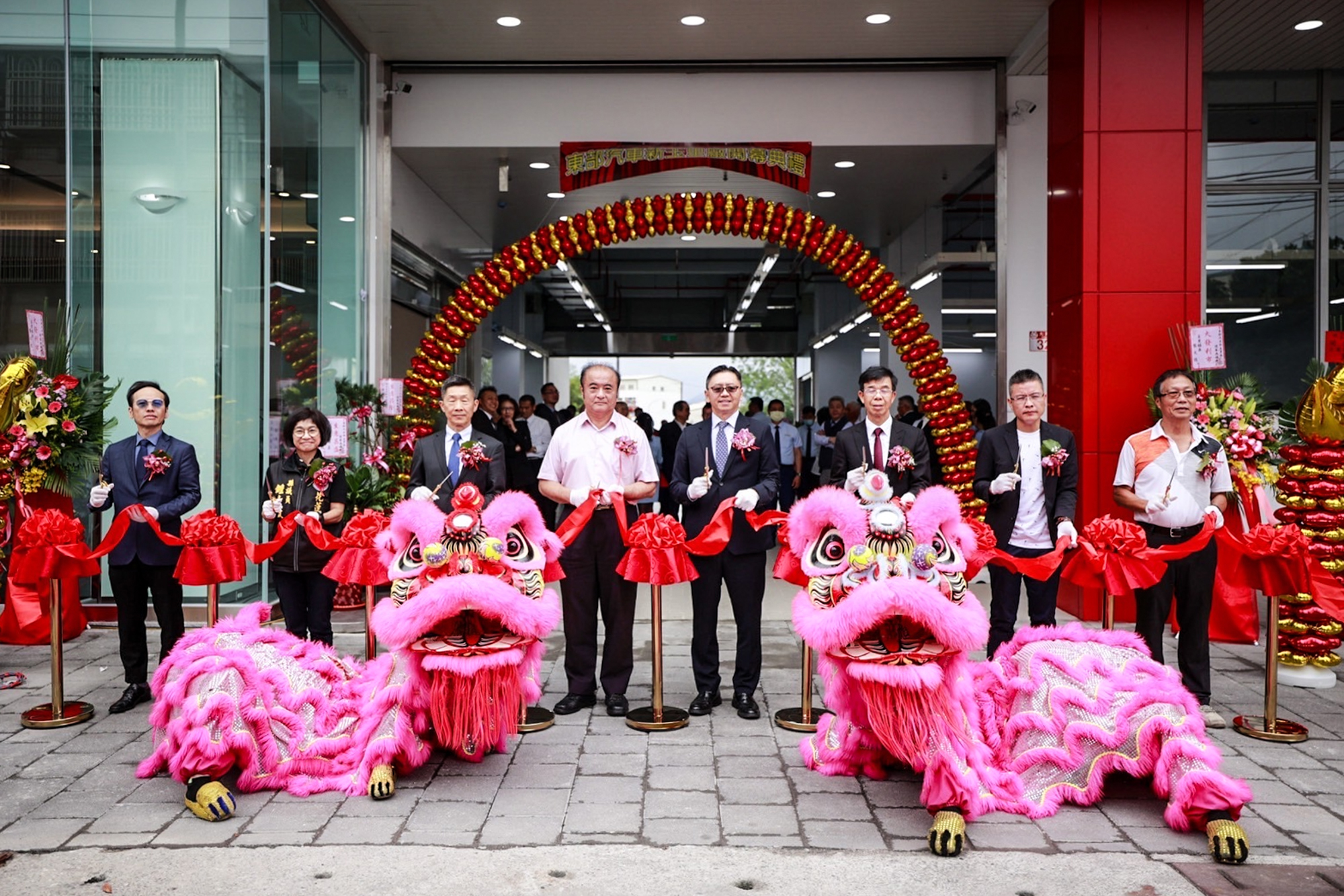 東部汽車蘇純興董事長(右4)帶領進行 Toyota 玉里服務廠落成儀式。